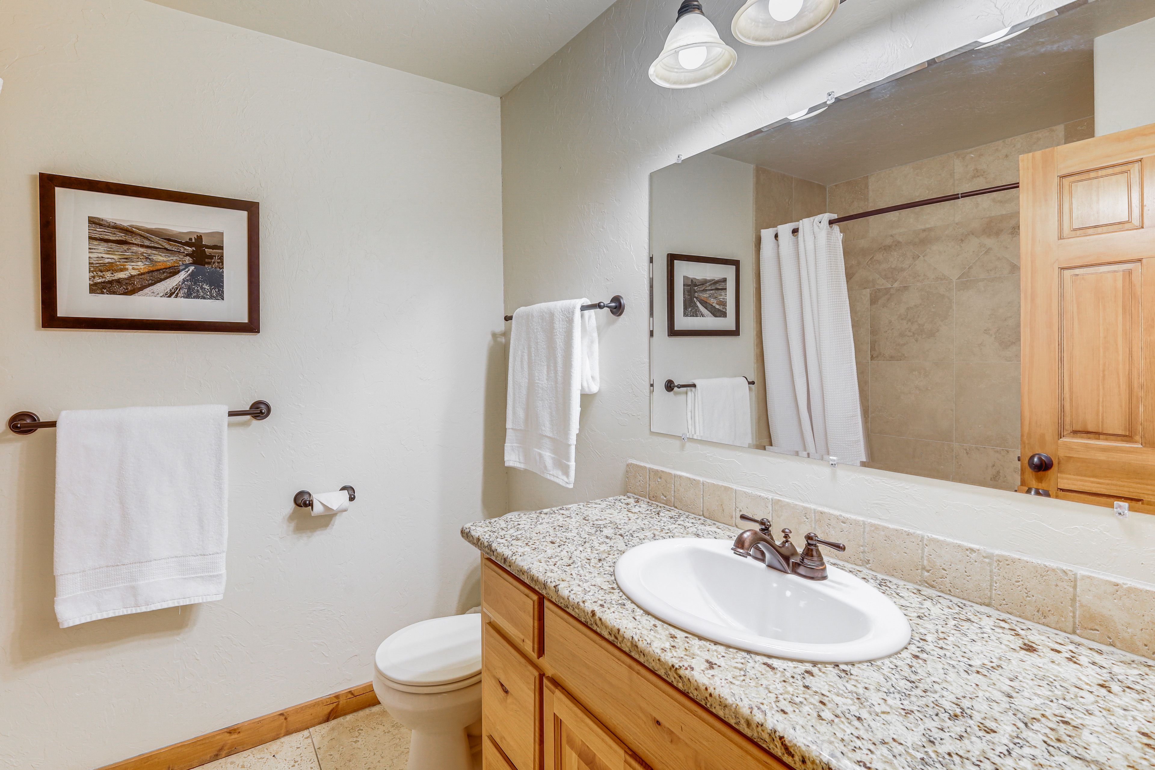 Full Bathroom | Towels Provided | 2nd Floor