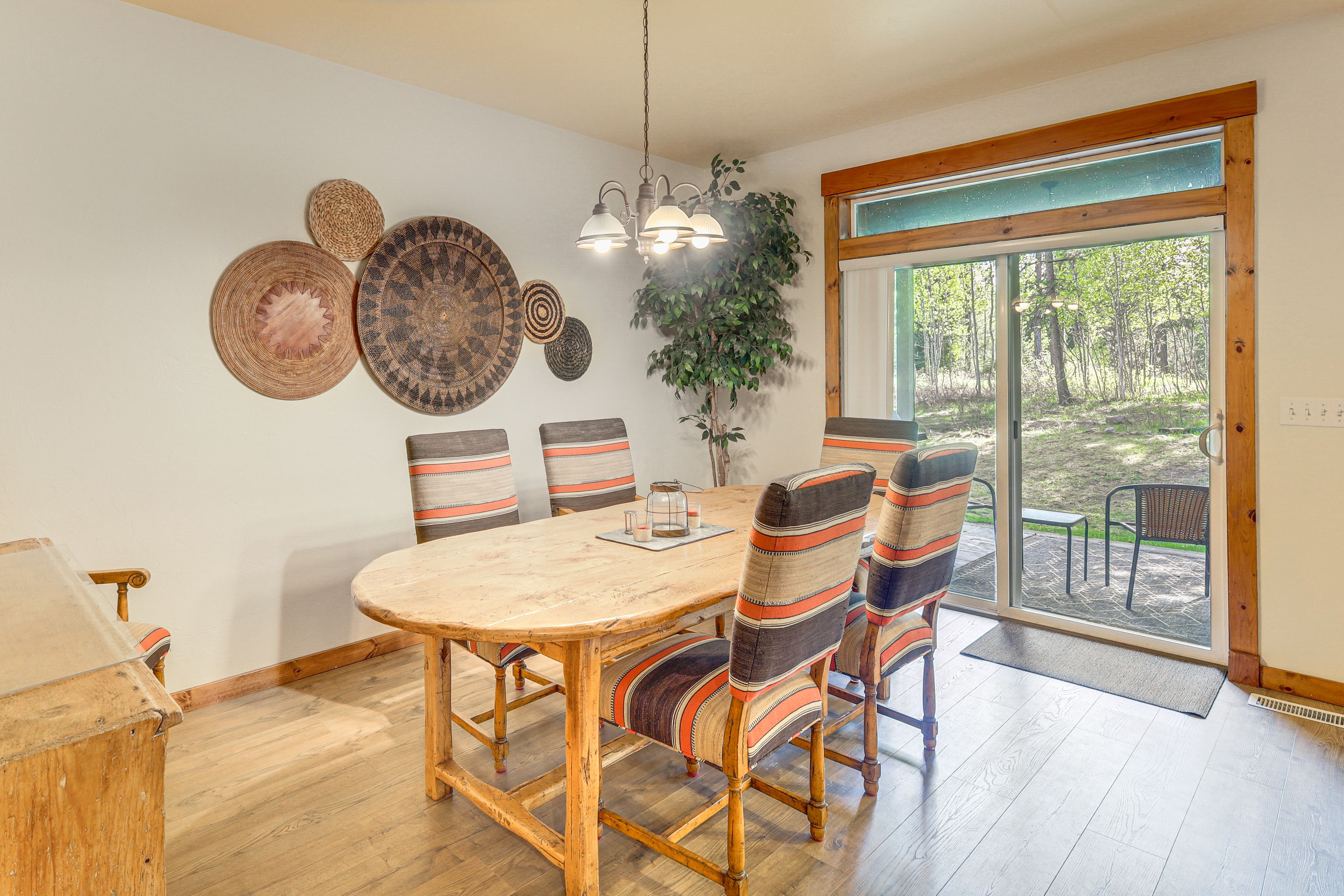 Dining Area | Dishware/Flatware Provided | 1st Floor