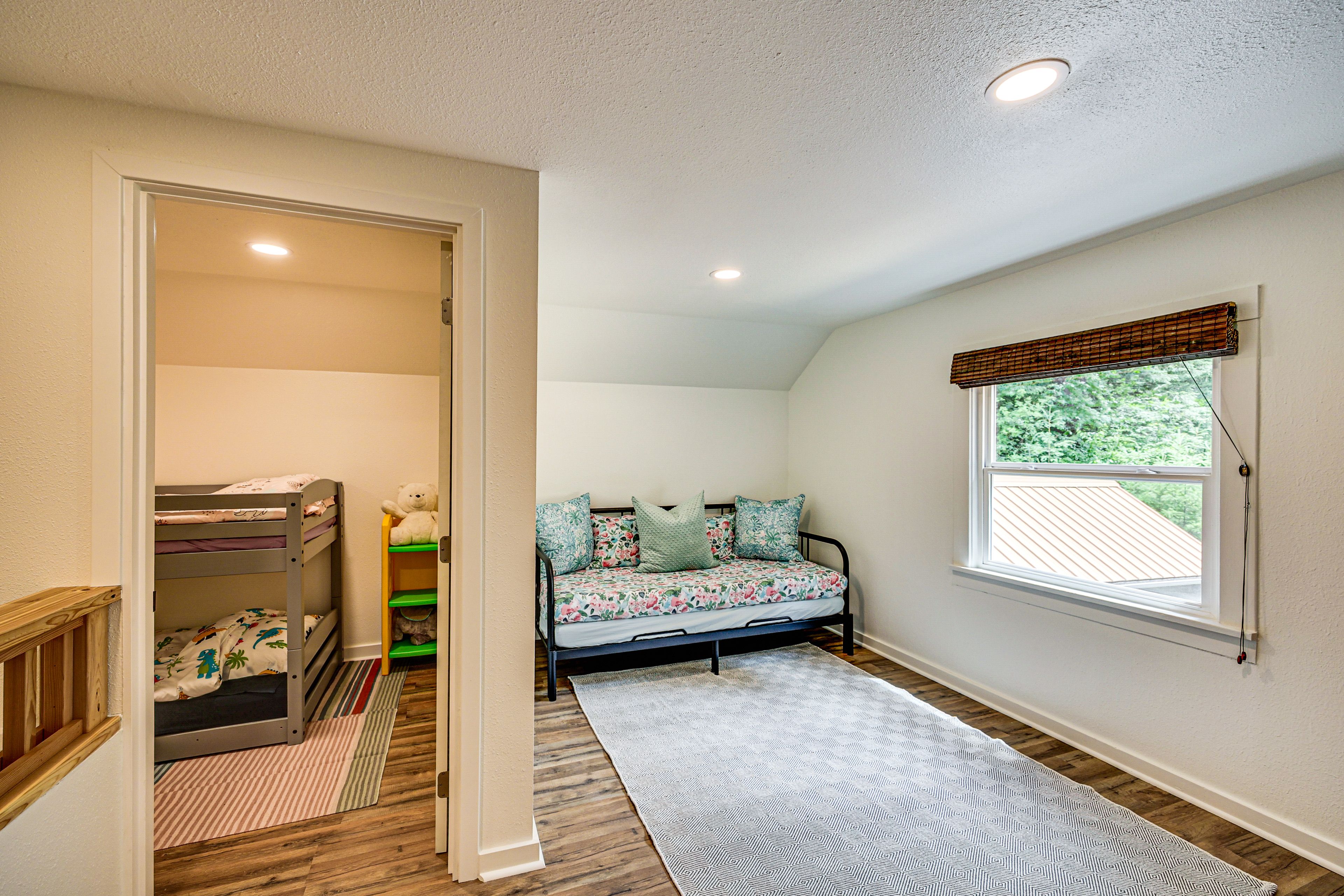 Loft | Twin Daybed (Converts to King Bed) | Smart TV | 2nd Floor
