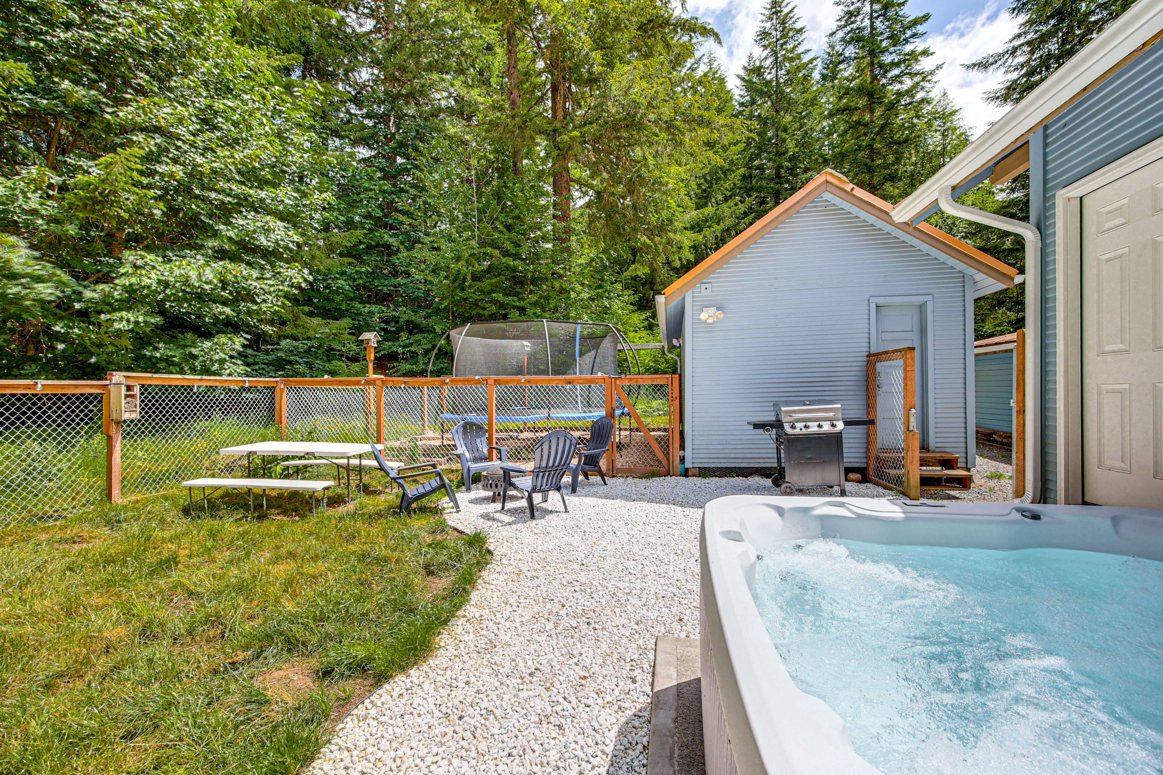 Backyard | Gas Grill | Trampoline
