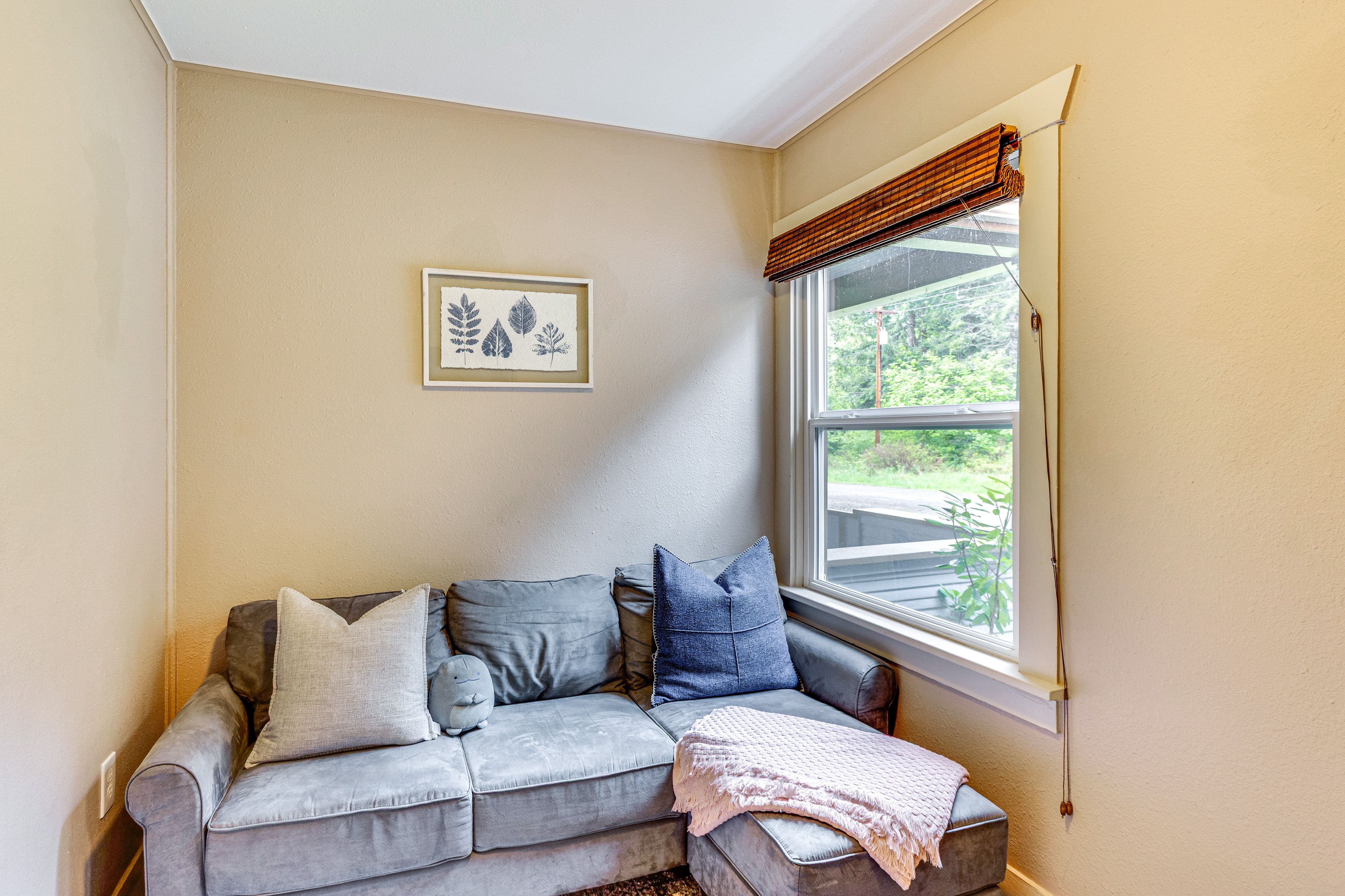 Living Room | Free WiFi | Central Heating & A/C | Smart TV