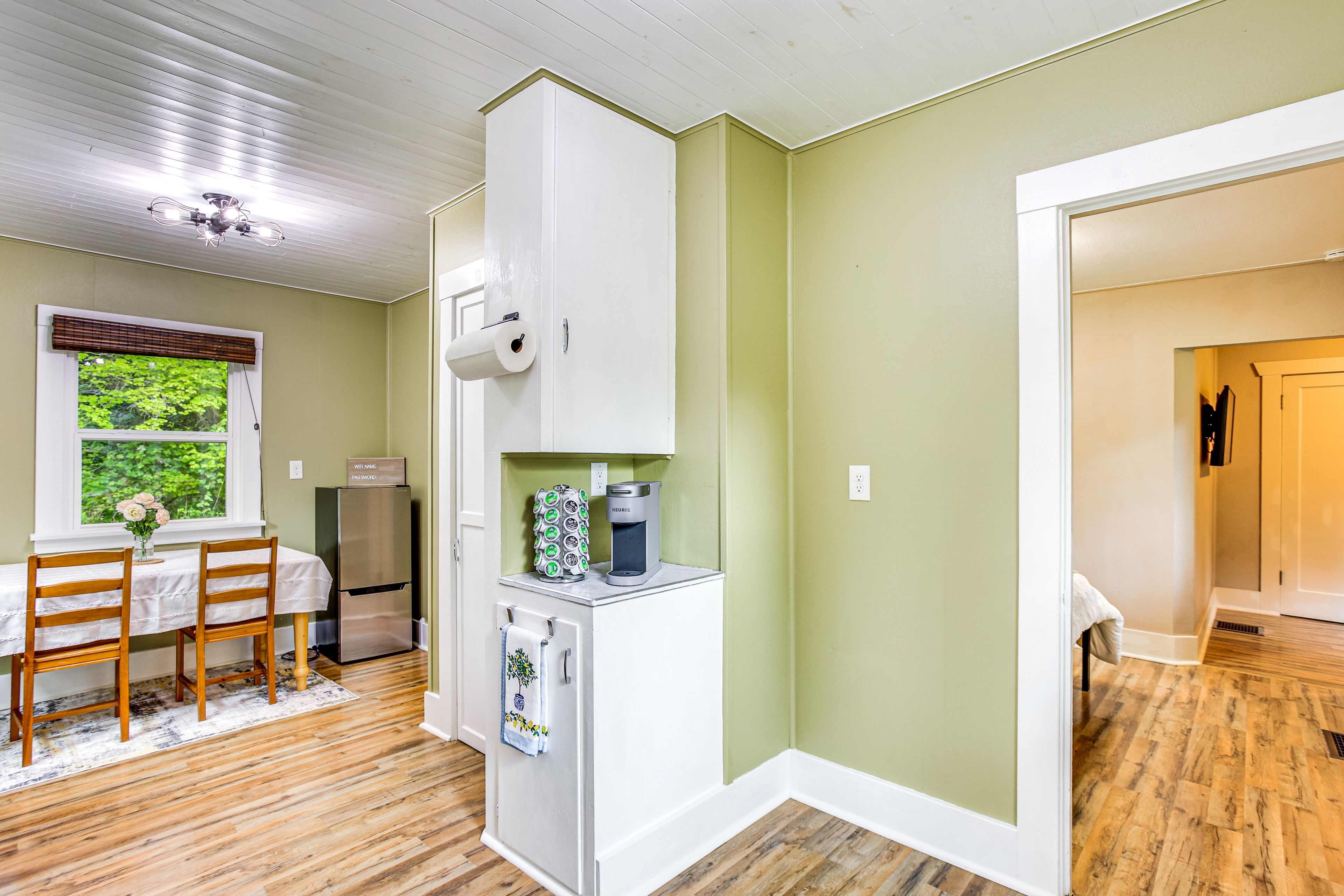 Kitchenette | Trash Bags/Paper Towels