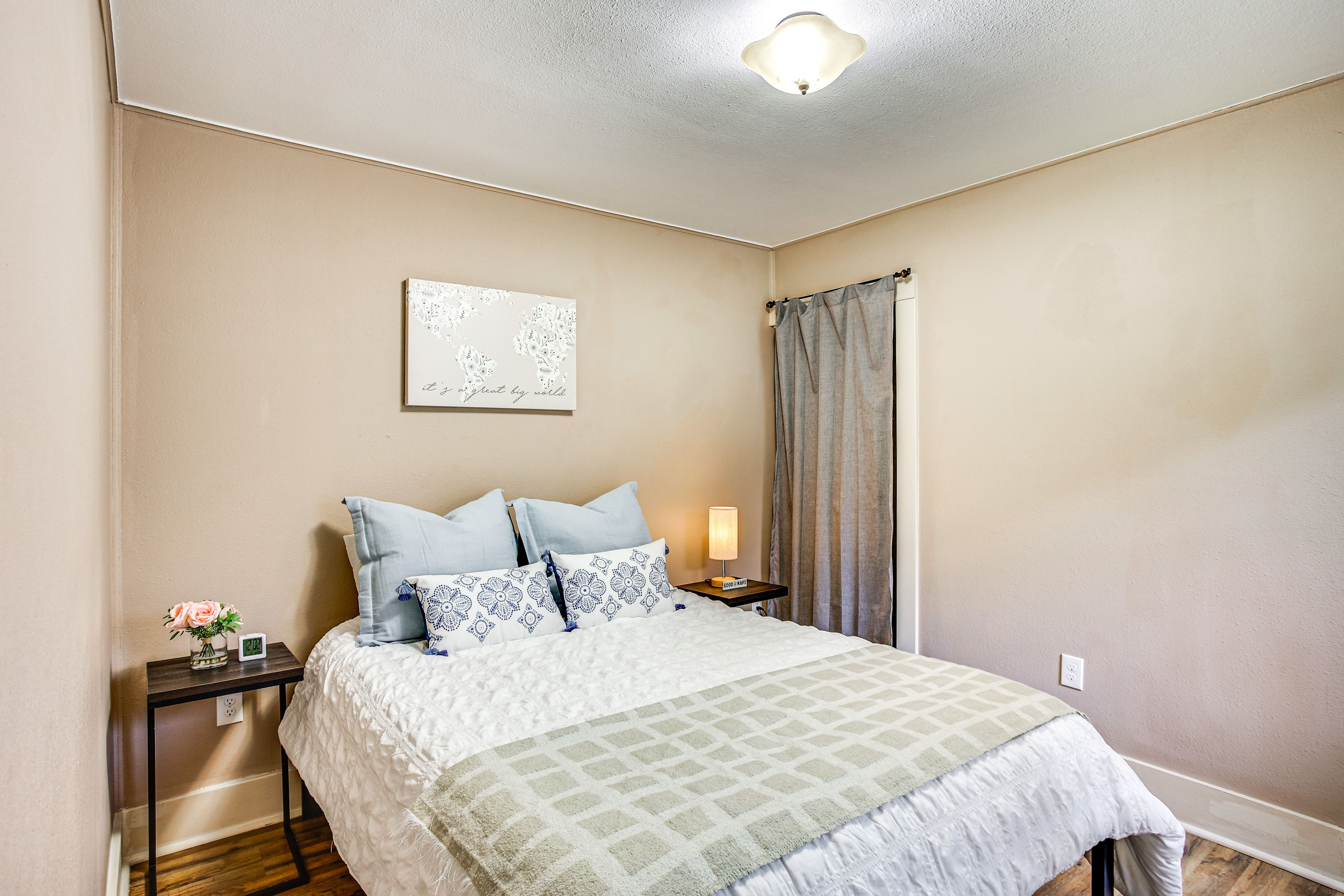 Bedroom | Queen Bed | Linens Provided