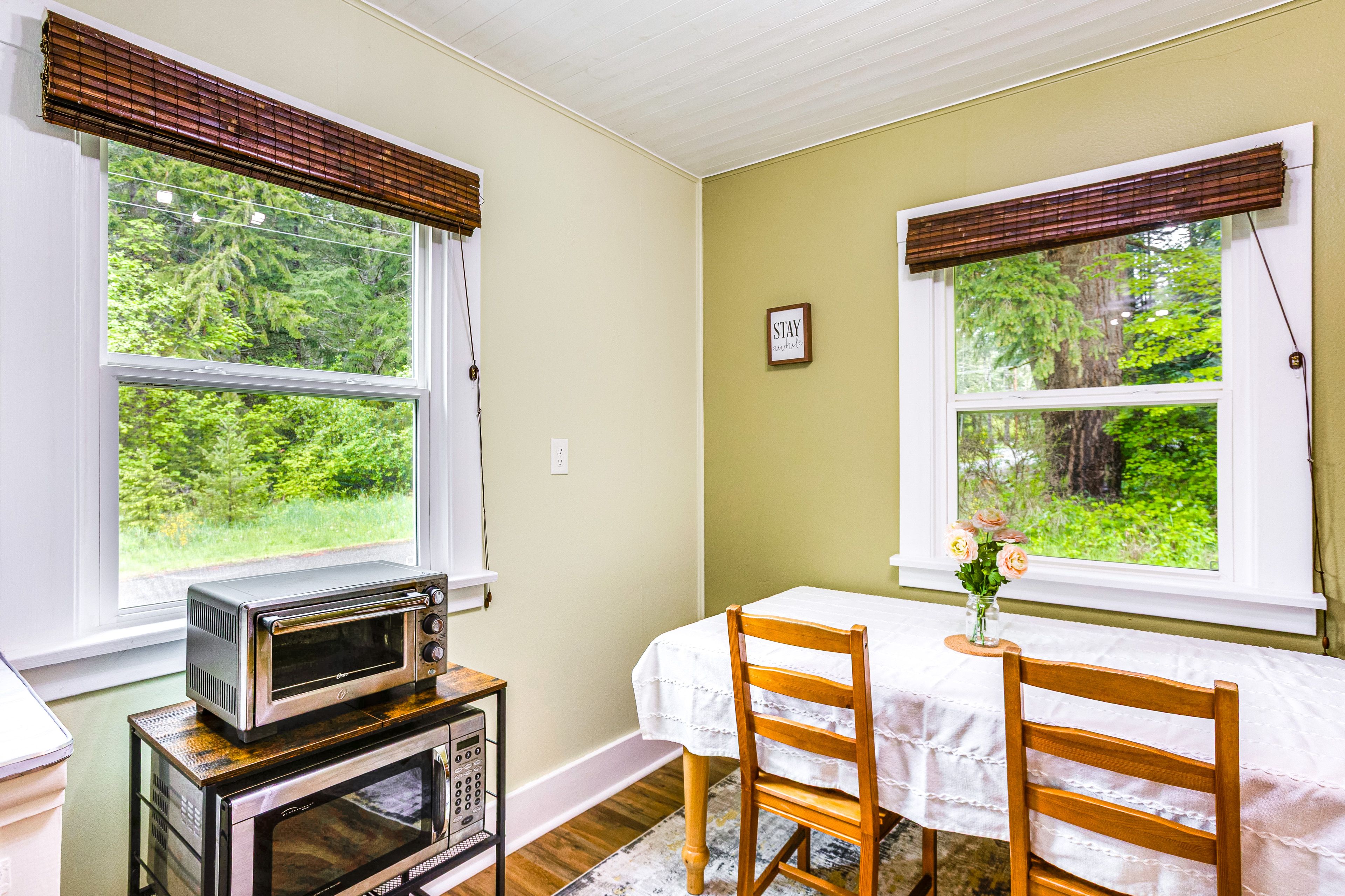 Dining Area | Dishware/Flatware Provided