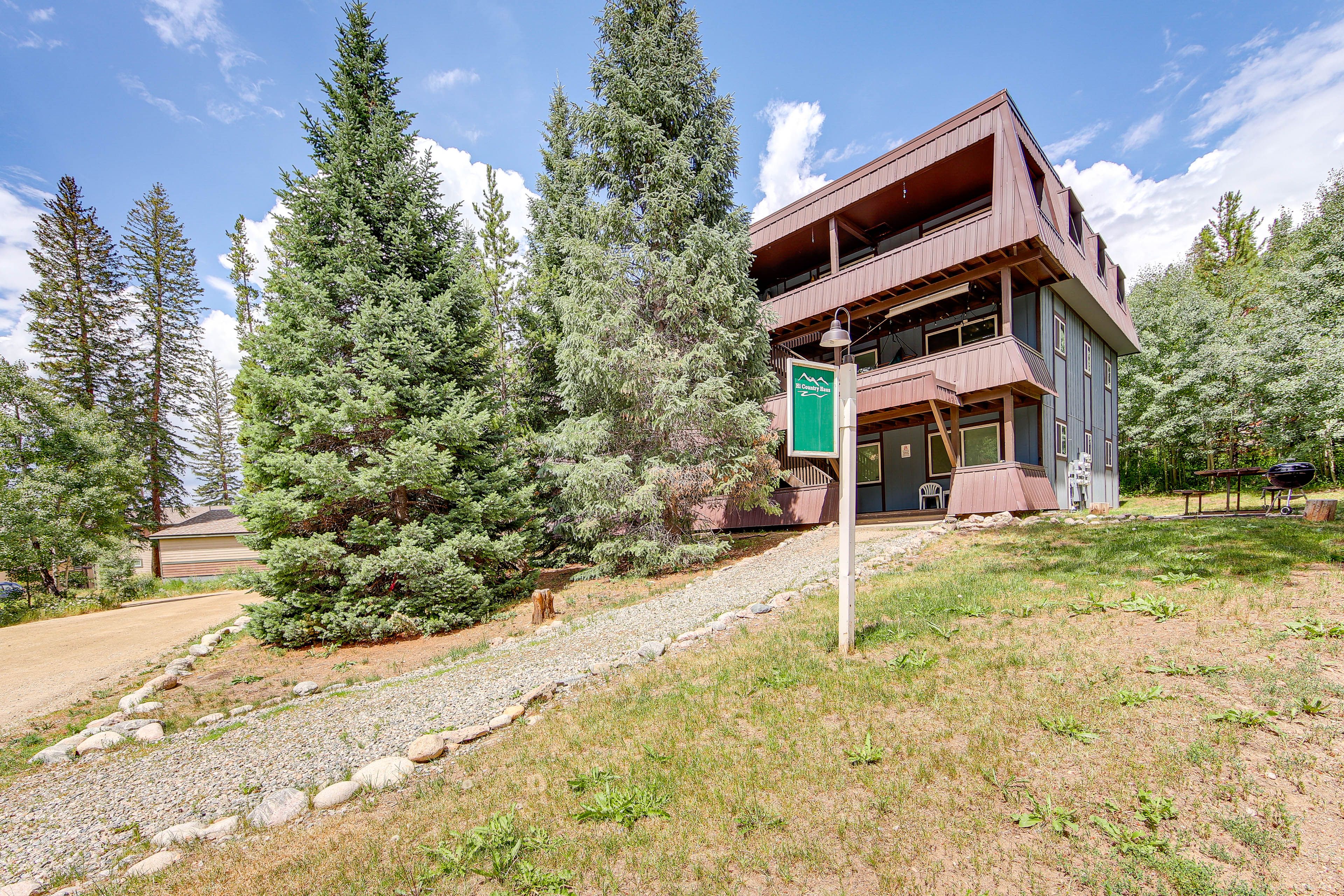 Exterior | Single-Story Unit | 3rd-Floor Condo