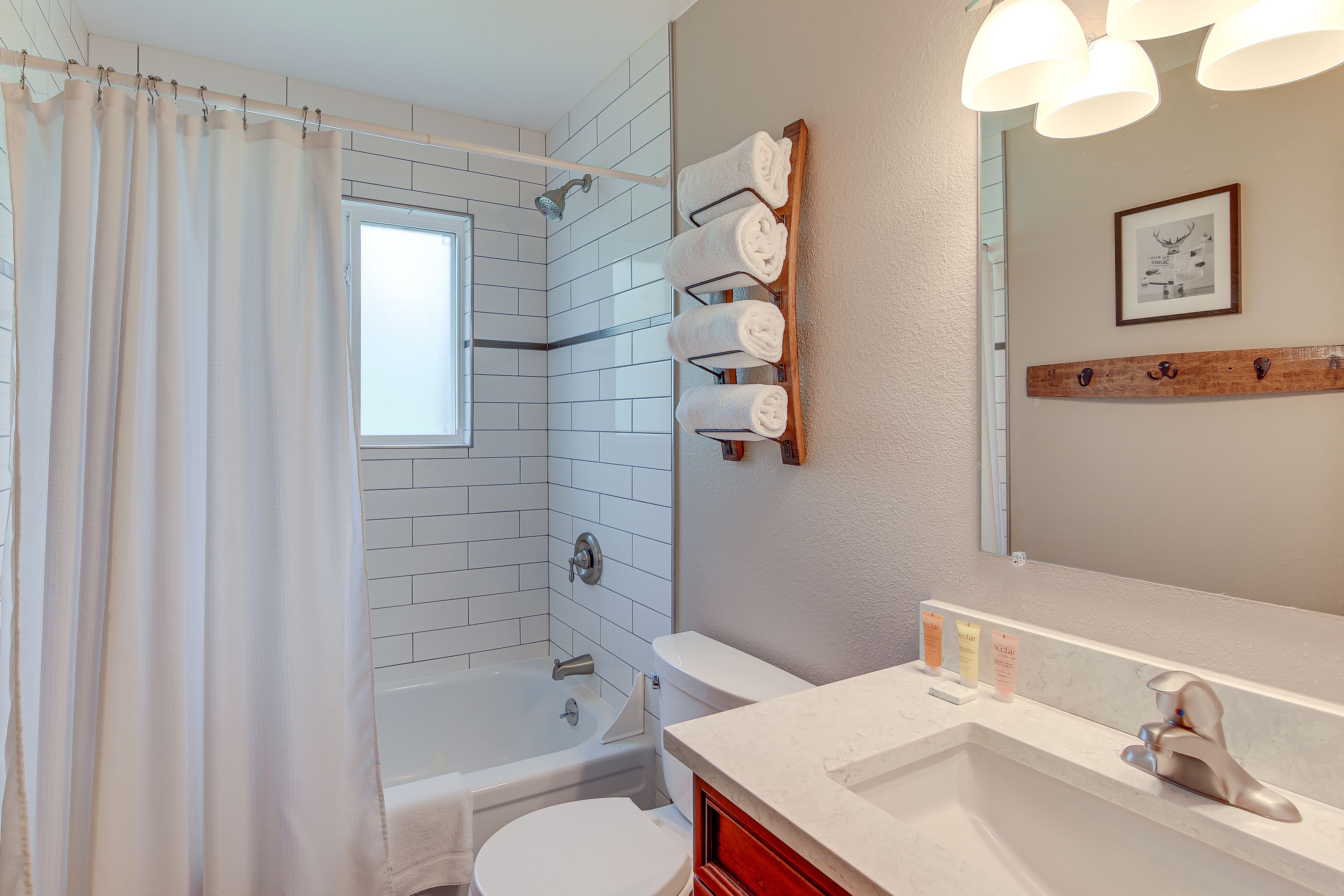 Full Bathroom | Towels Provided