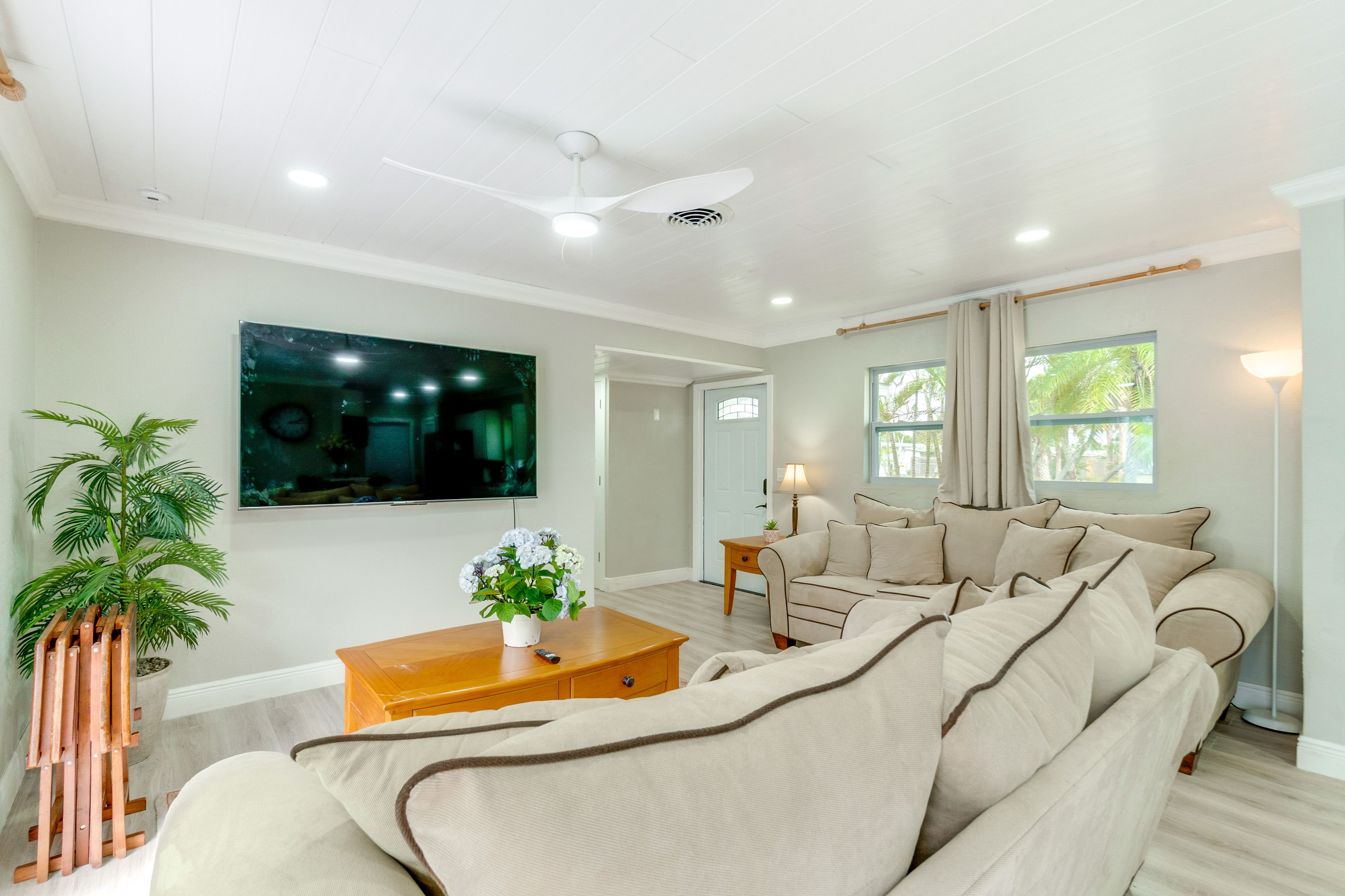 Living Room | Free WiFi | Smart TV