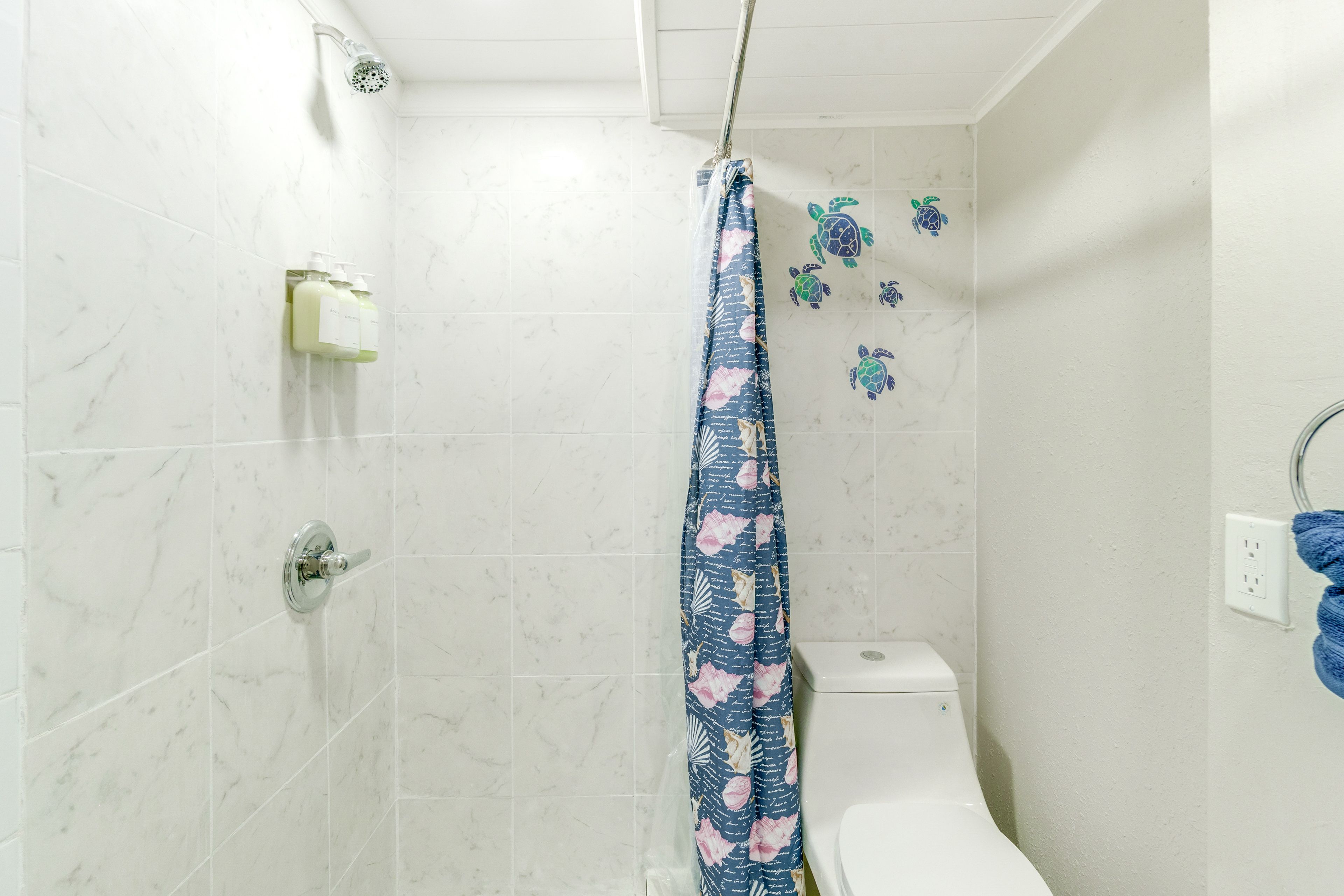 Full Bathroom | Towels Provided
