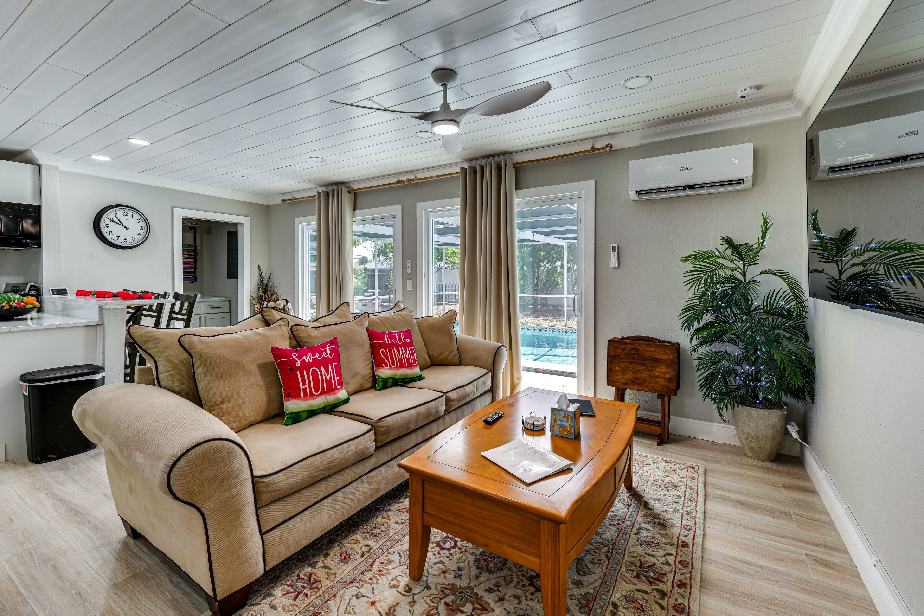 Living Room | Free WiFi | Smart TV