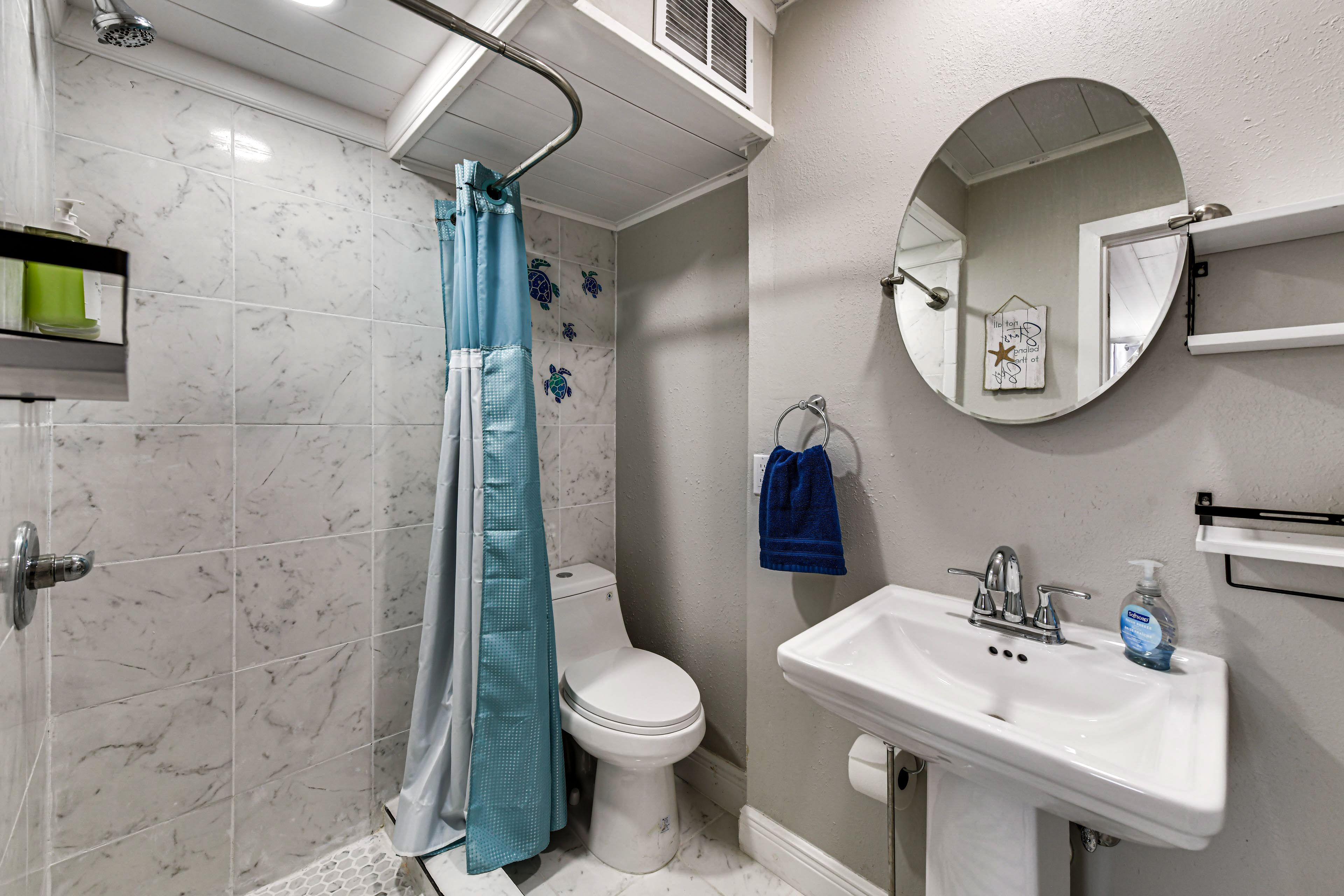 Full Bathroom | Towels Provided