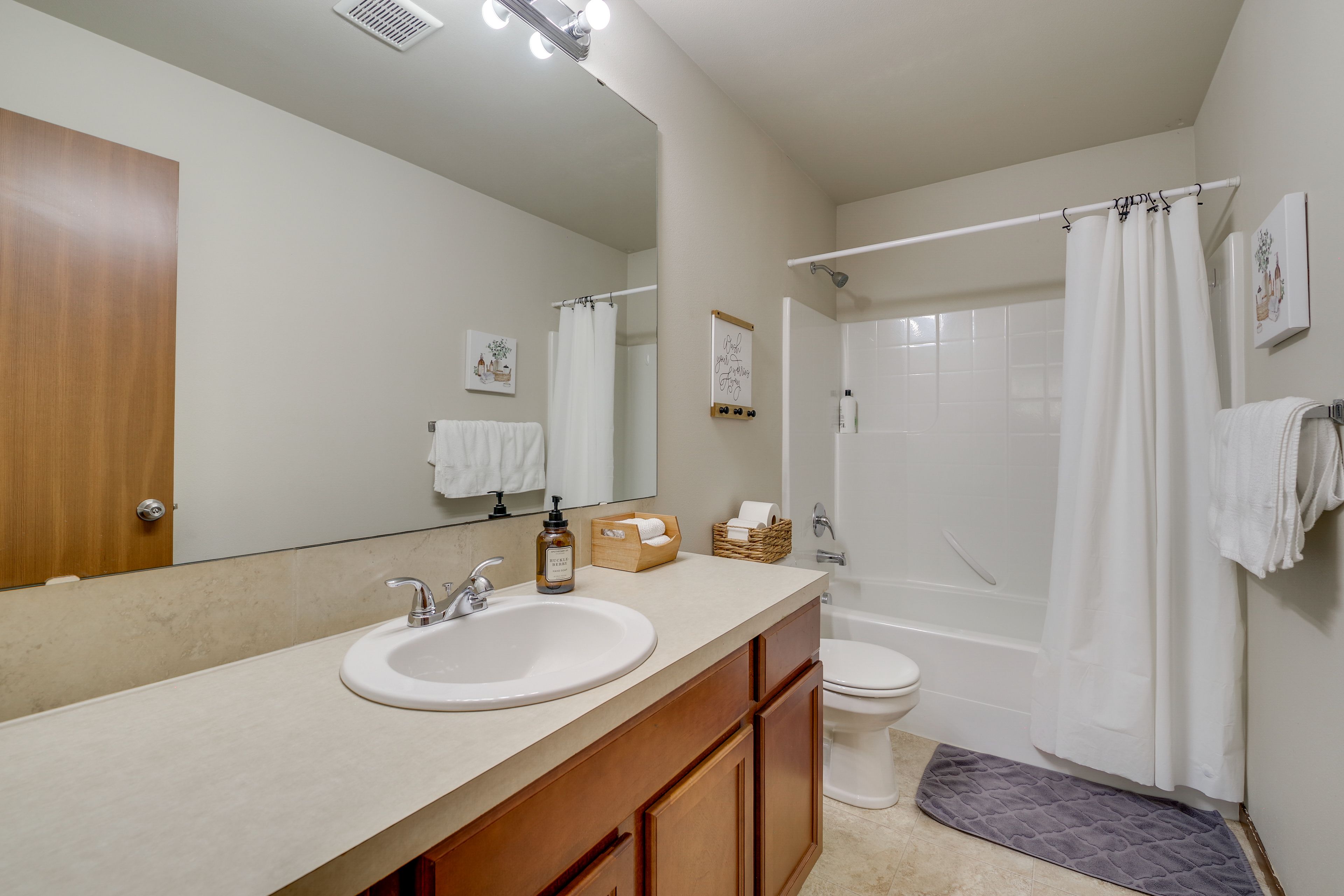 Full Bathroom | 2nd Floor
