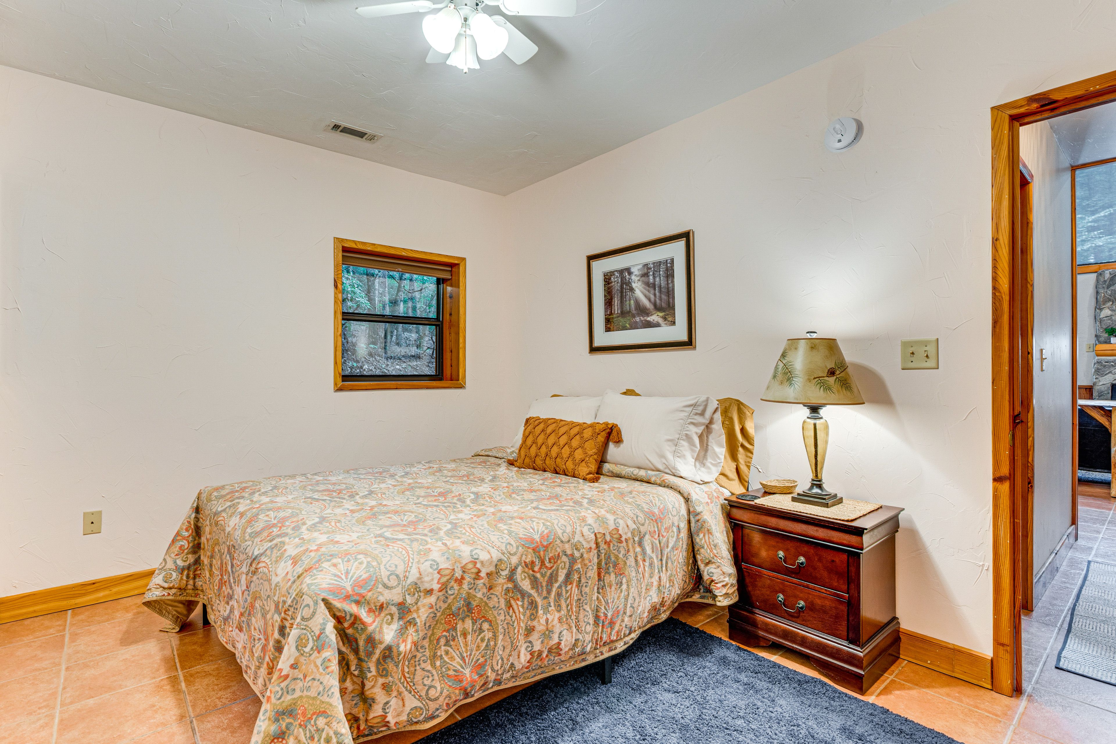 Bedroom 1 | Queen Bed