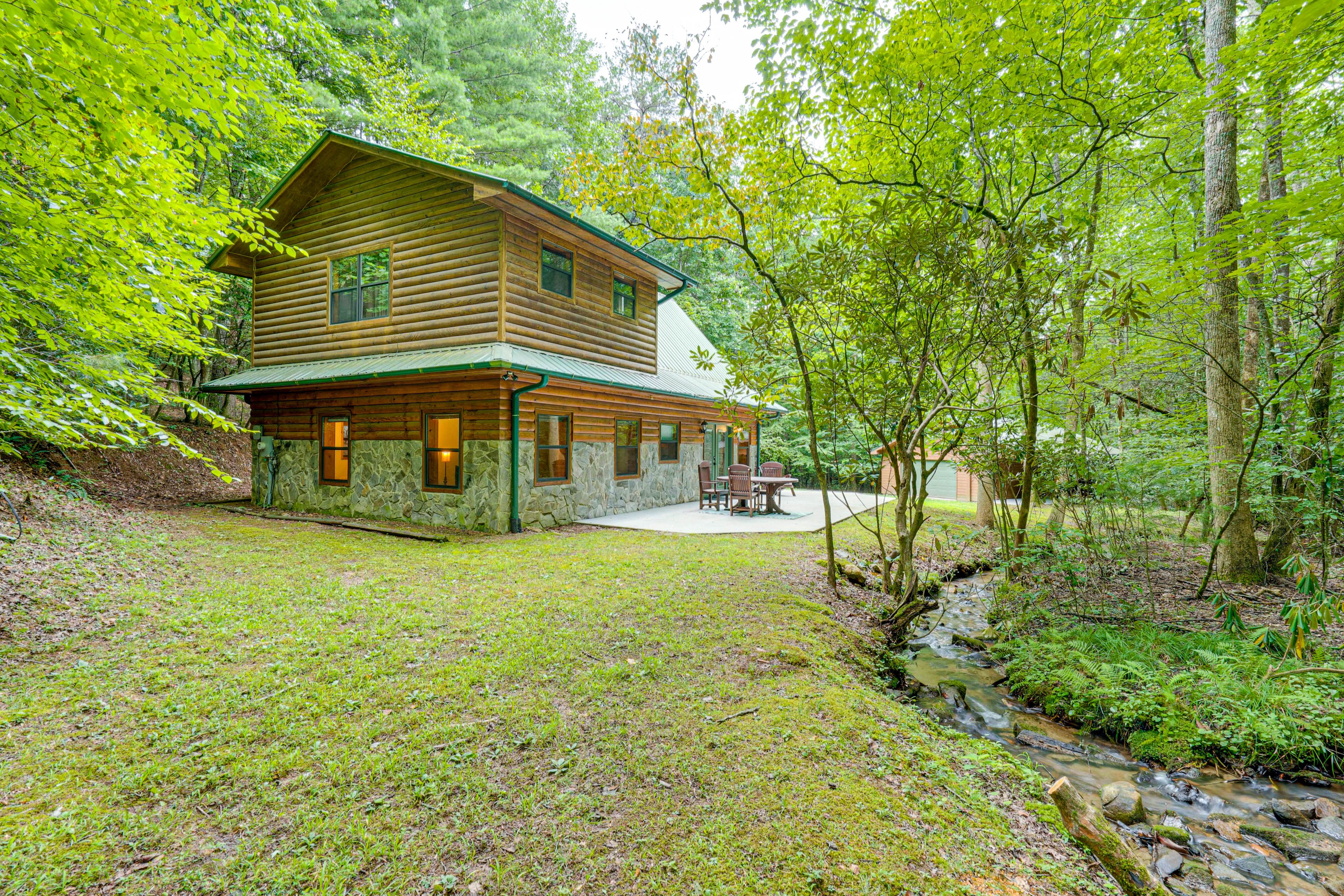 Cabin Exterior | Dining Area