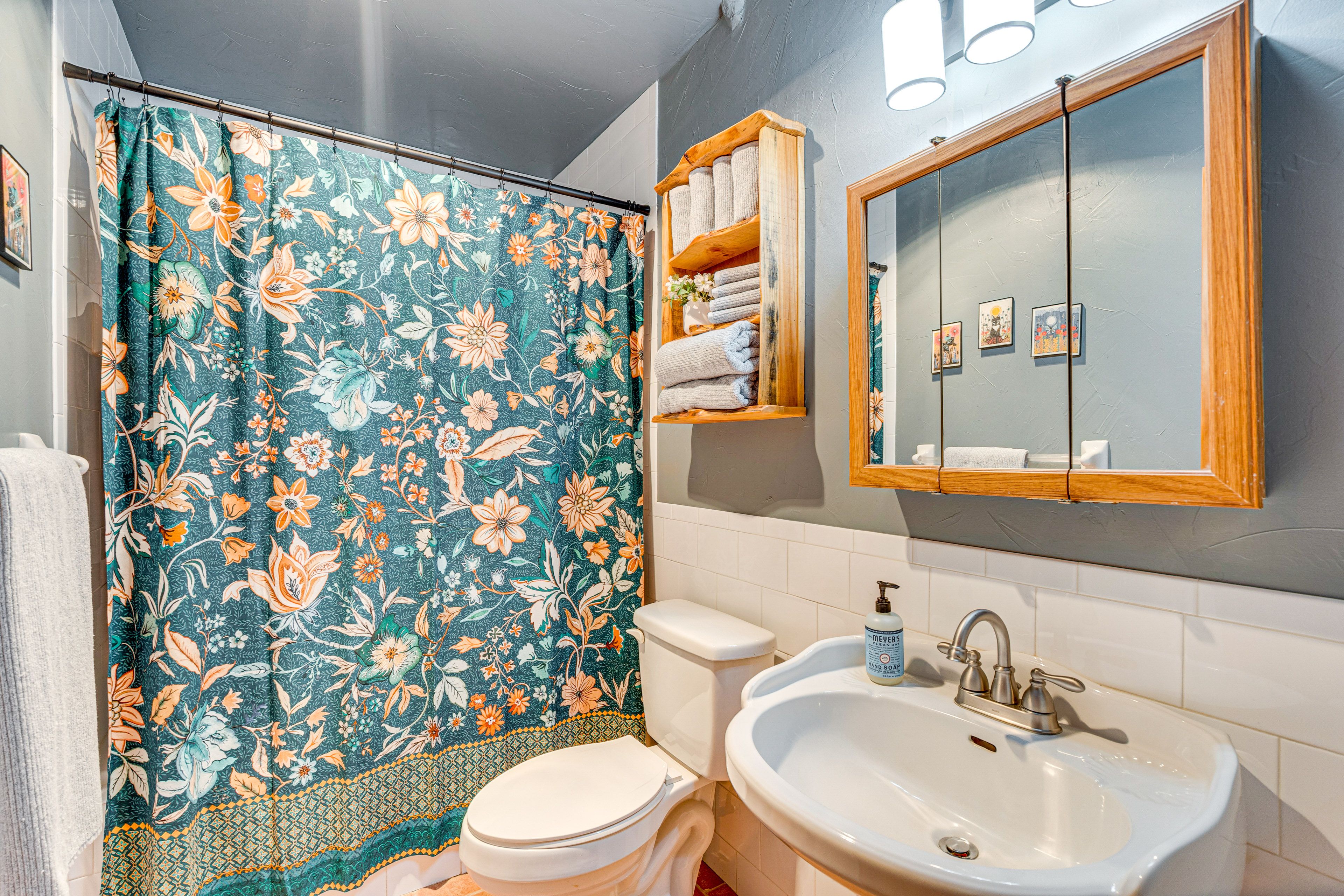 Full Bathroom | Towels Provided