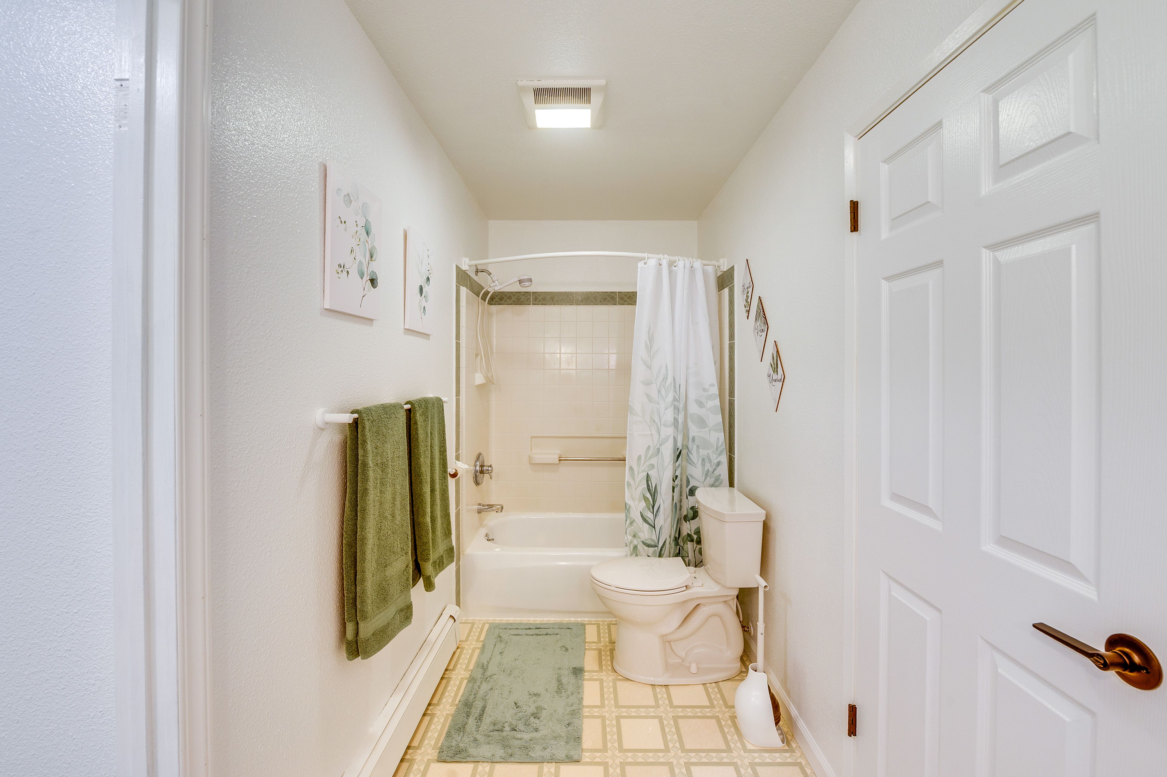 Full Bathroom | Shower/Tub Combo