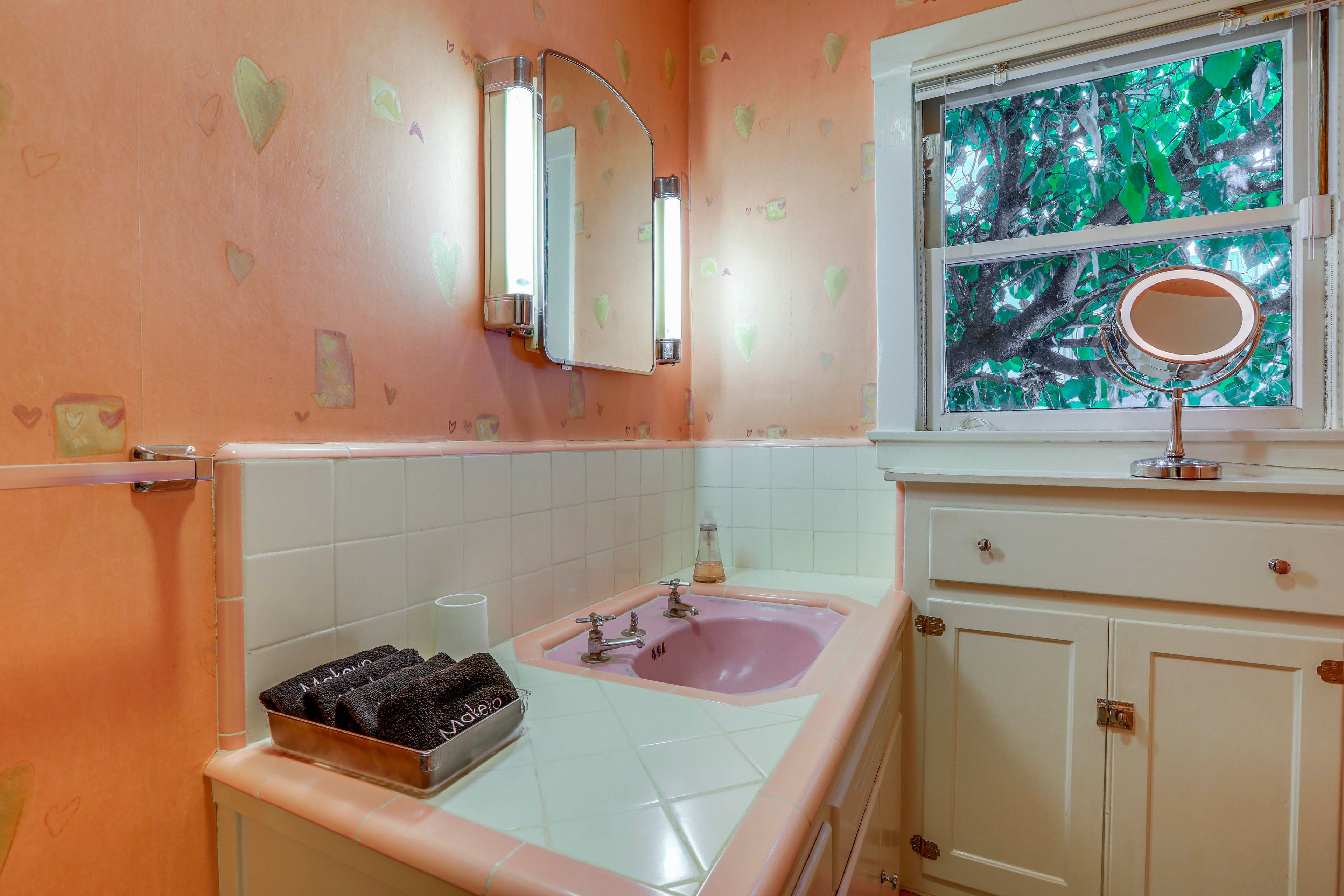 Full Bathroom | Towels Provided