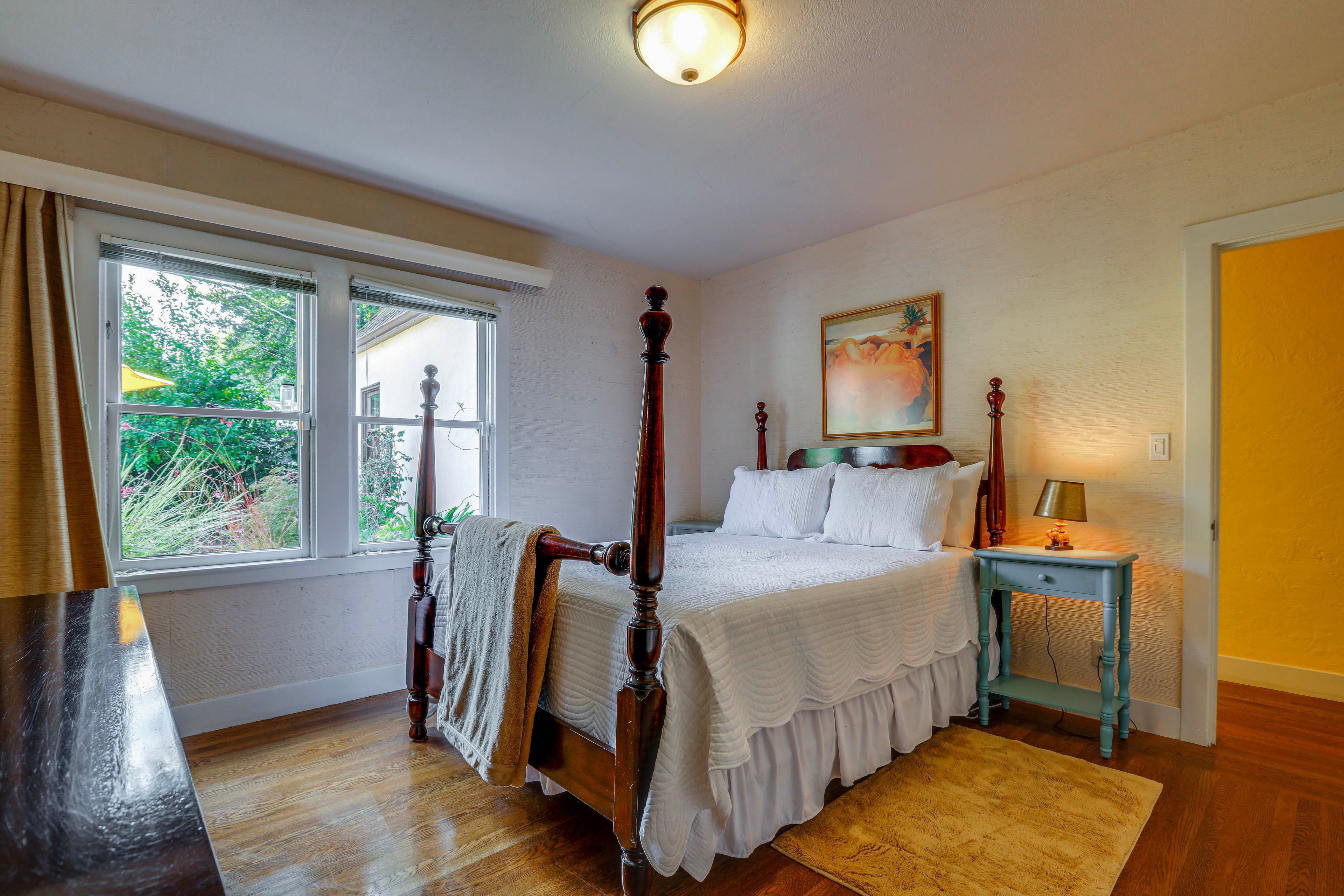 Bedroom 1 | Queen Bed