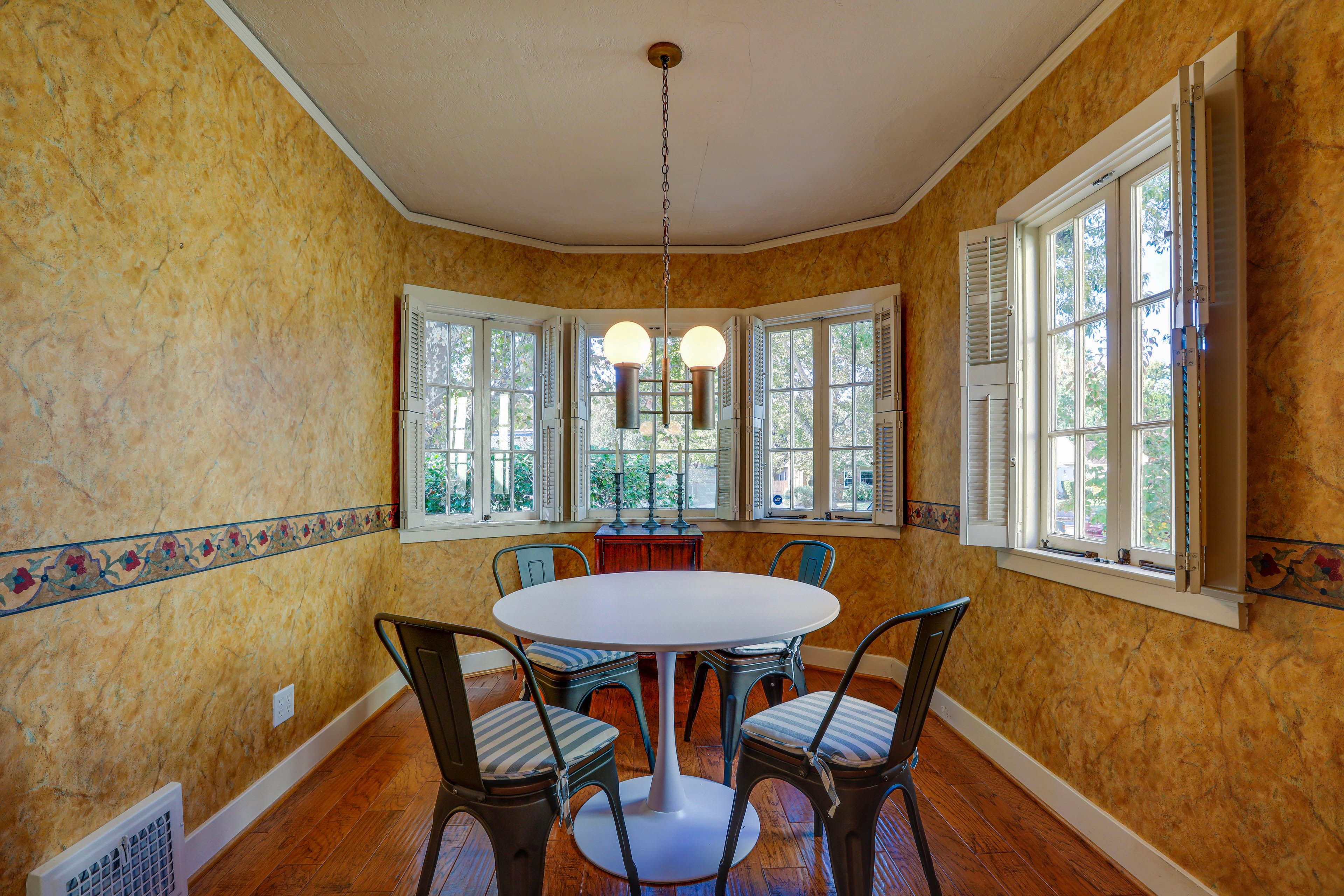 Dining Table | Dishware/Flatware
