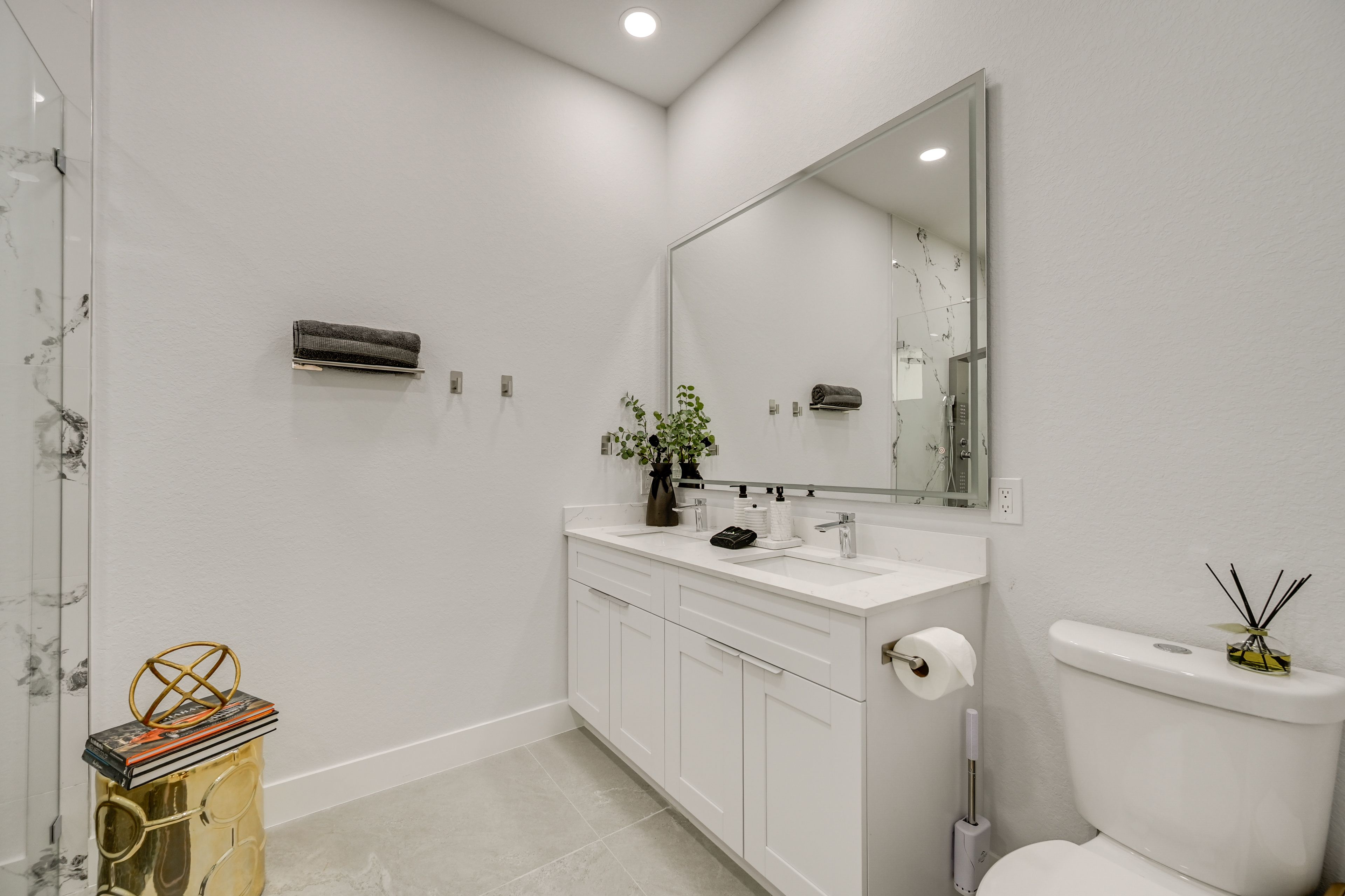 Full Bathroom | Towels Provided