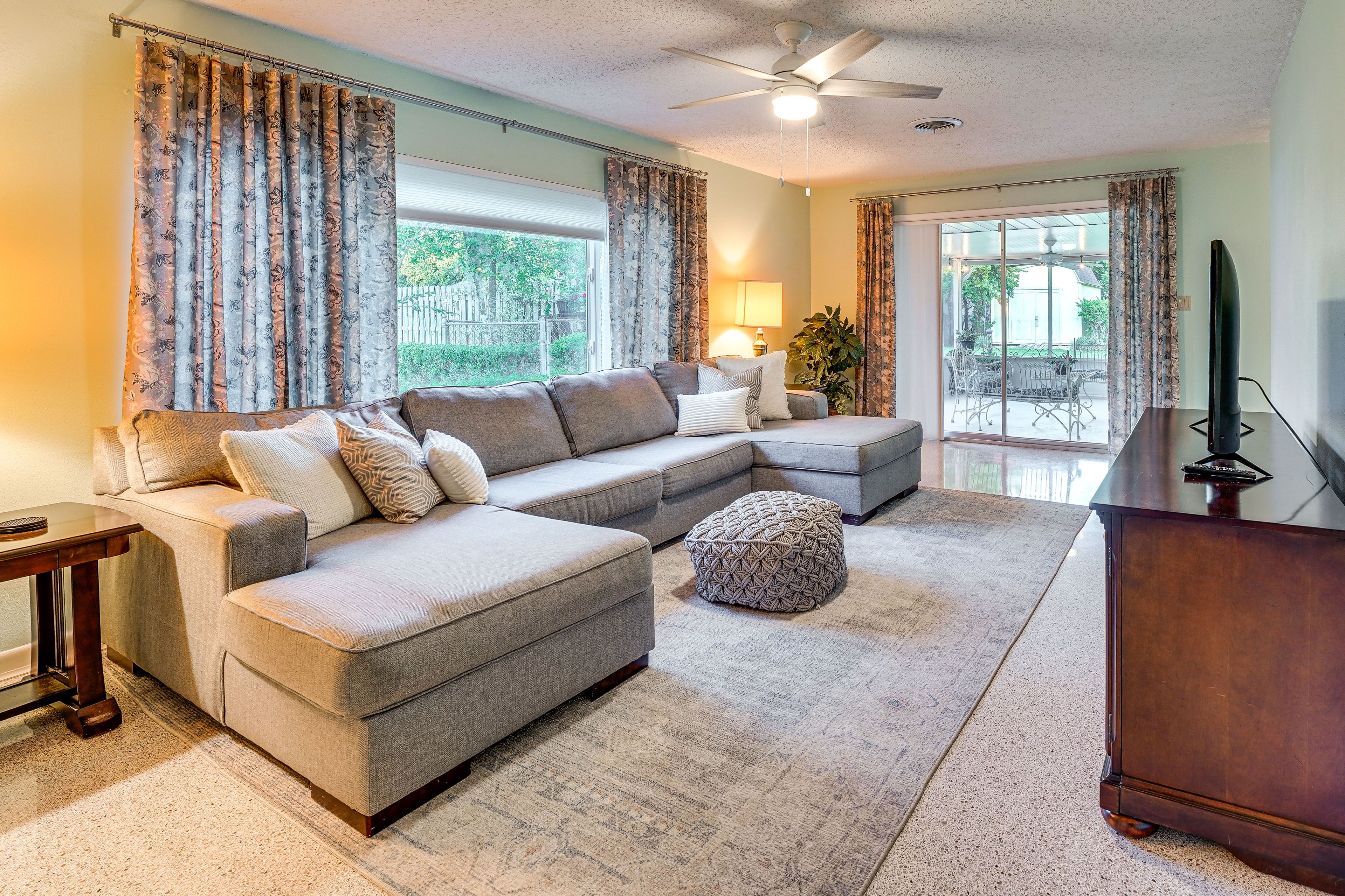Living Room | Queen Sleeper Sofa | Smart TV | Central Heating & A/C | Free WiFi