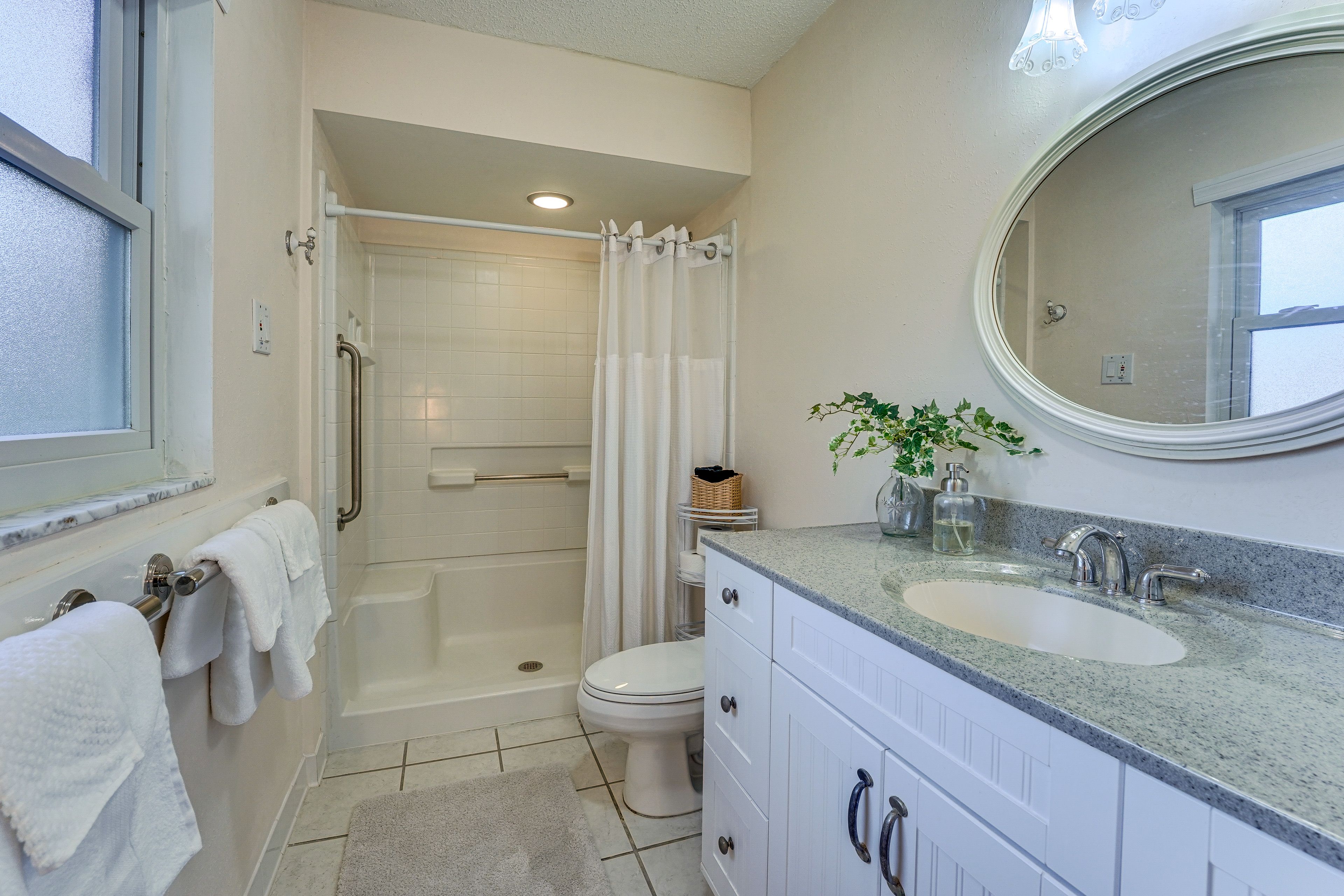 Full Bathroom | Complimentary Toiletries | Towels Provided