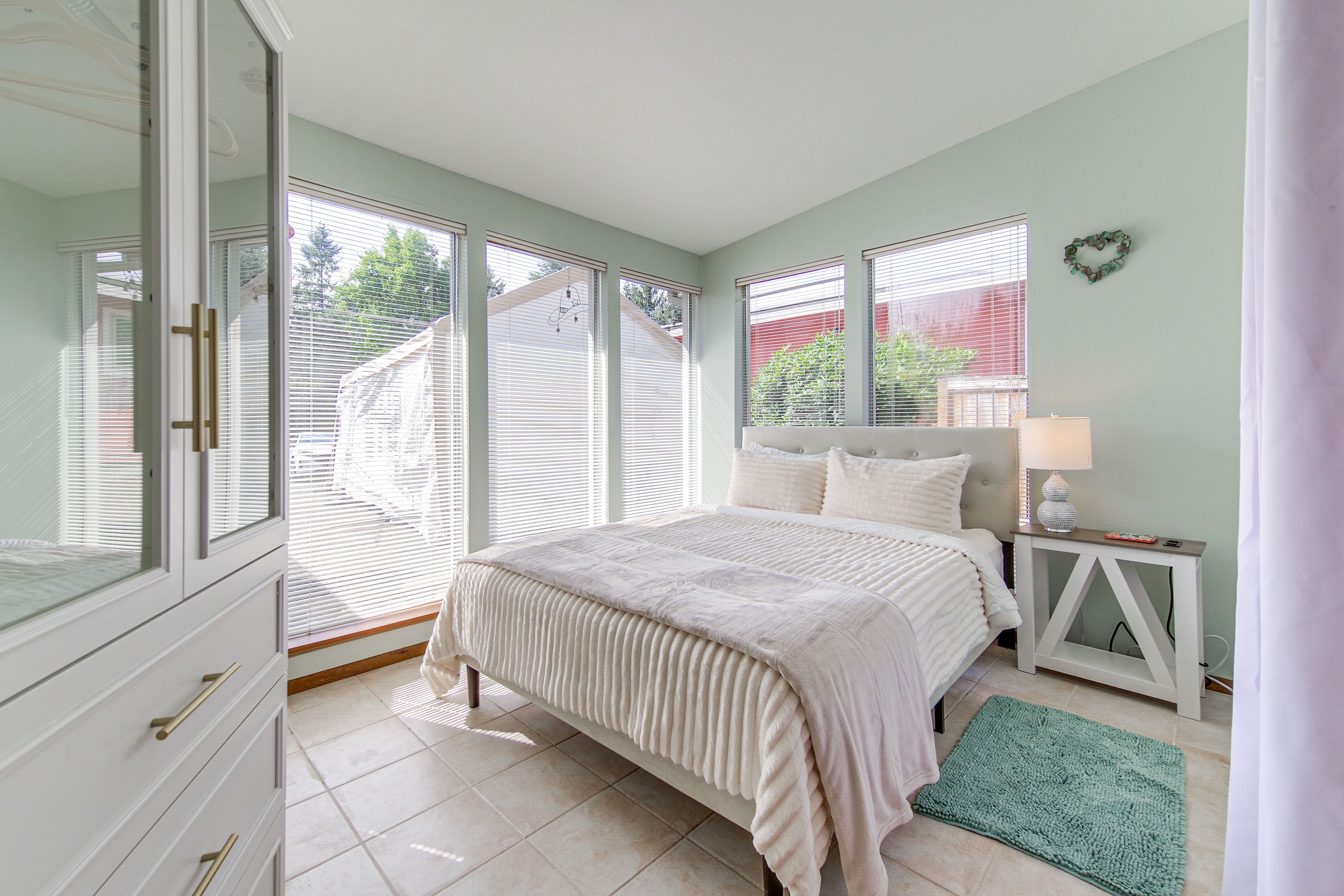 Bedroom 1 | Queen Bed | 1st Floor