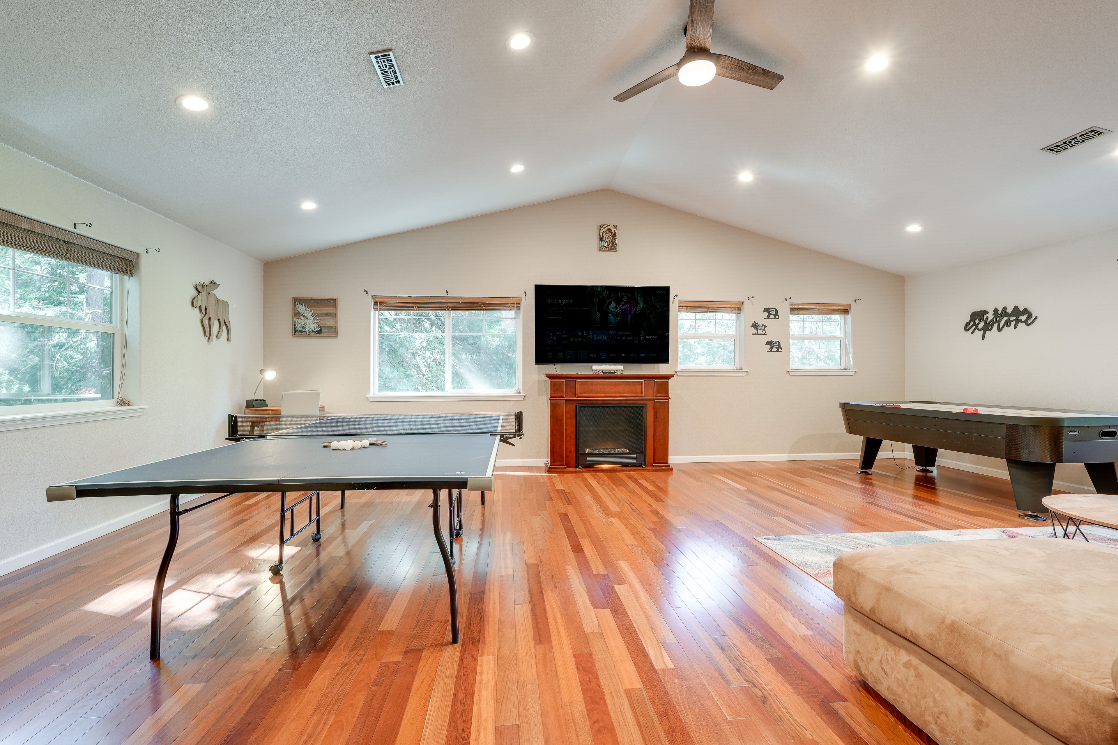 Game Room | Air Hockey | Smart TV | Queen Sleeper Sofa | 2nd Floor