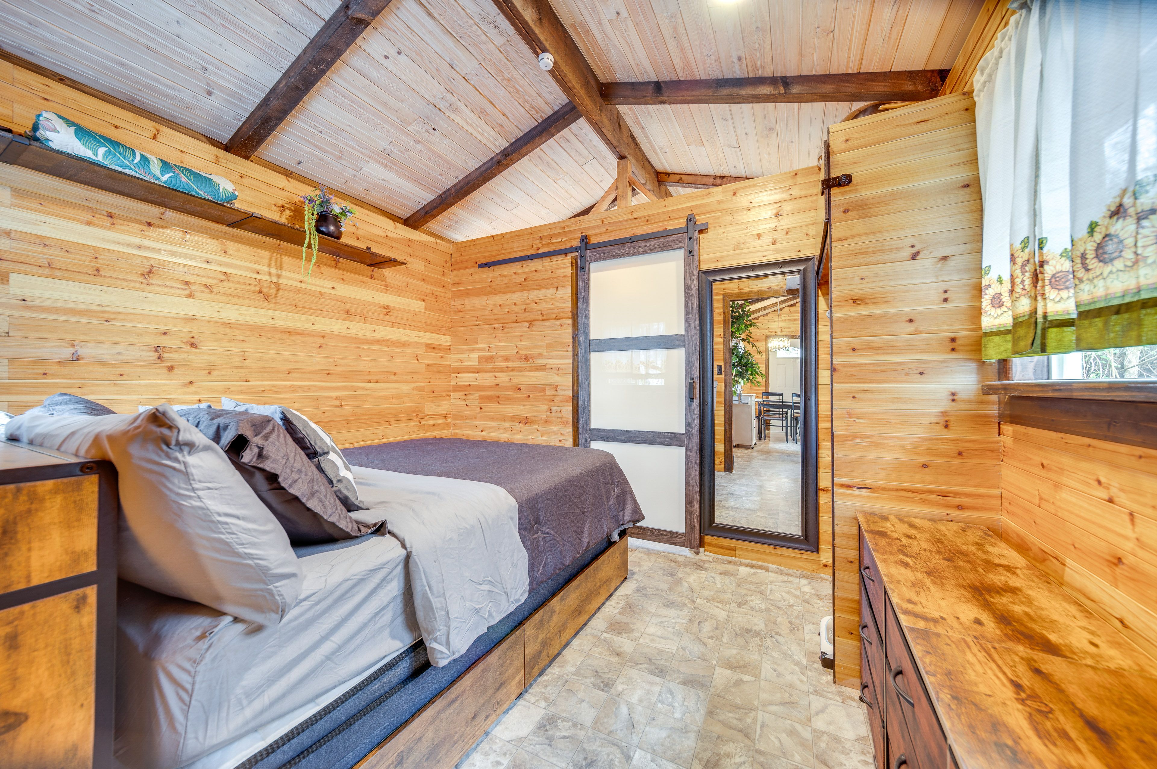 Bedroom | Queen Bed