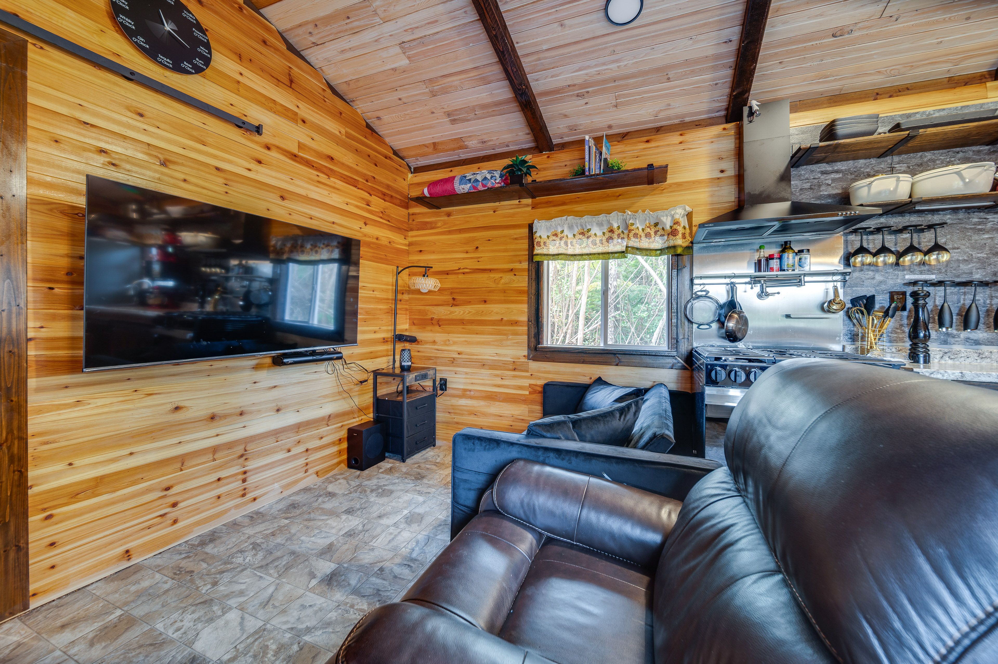 Living Room | Full Sleeper Sofa | Free WiFi | Central Heat | Smart TV