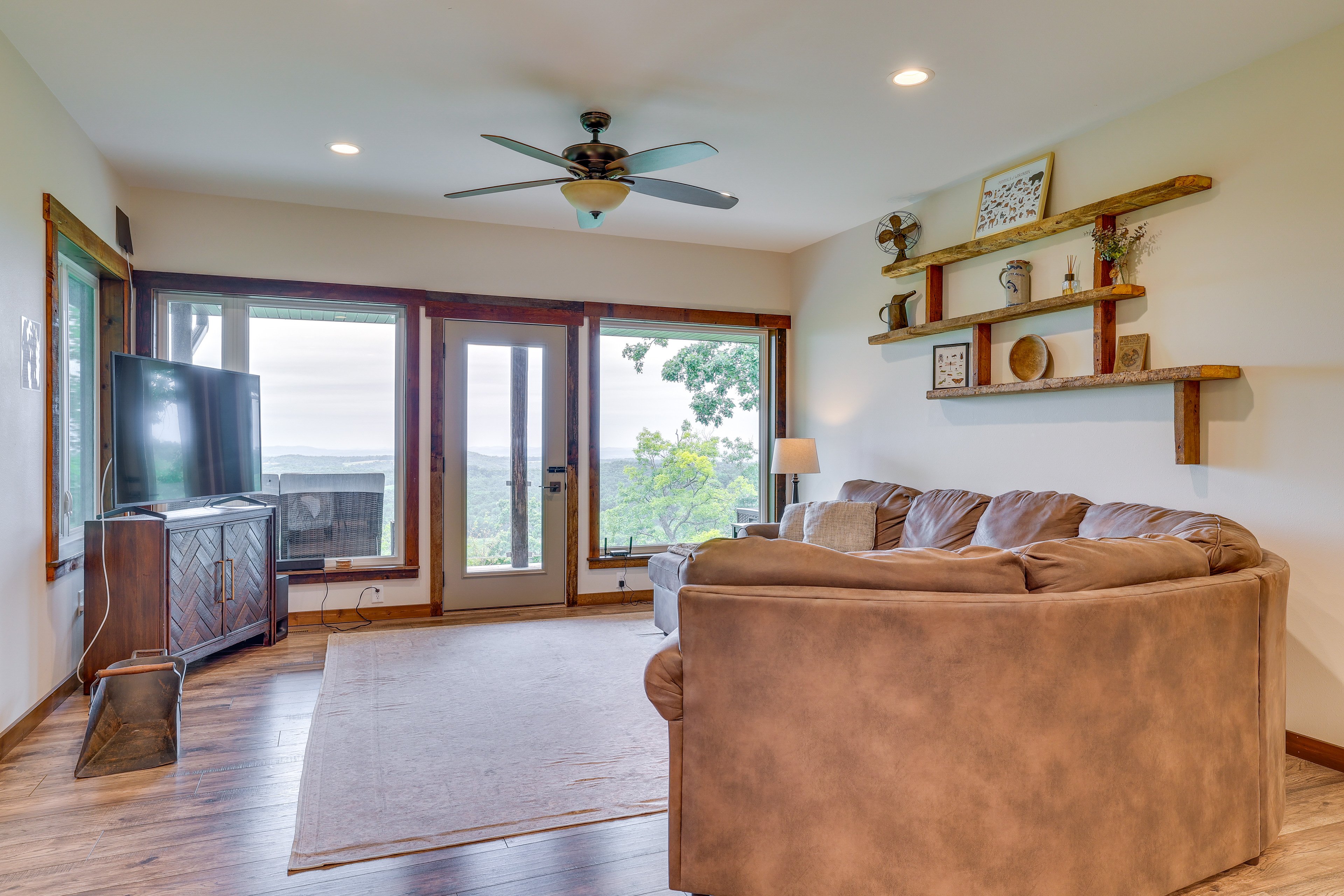 Living Room | Free WiFi | Central A/C | Smart TV