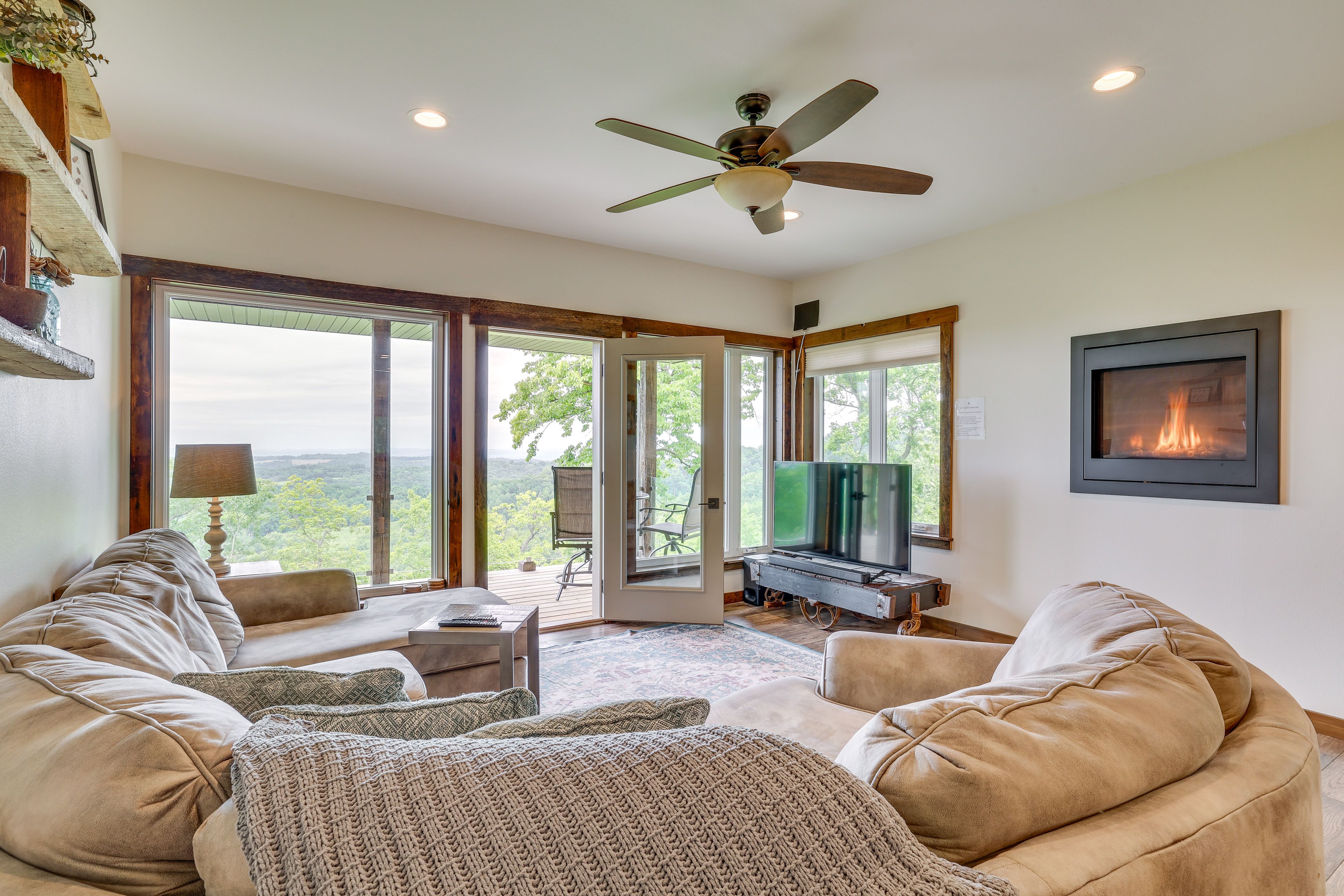 Living Room | Free WiFi | Central A/C | Smart TV