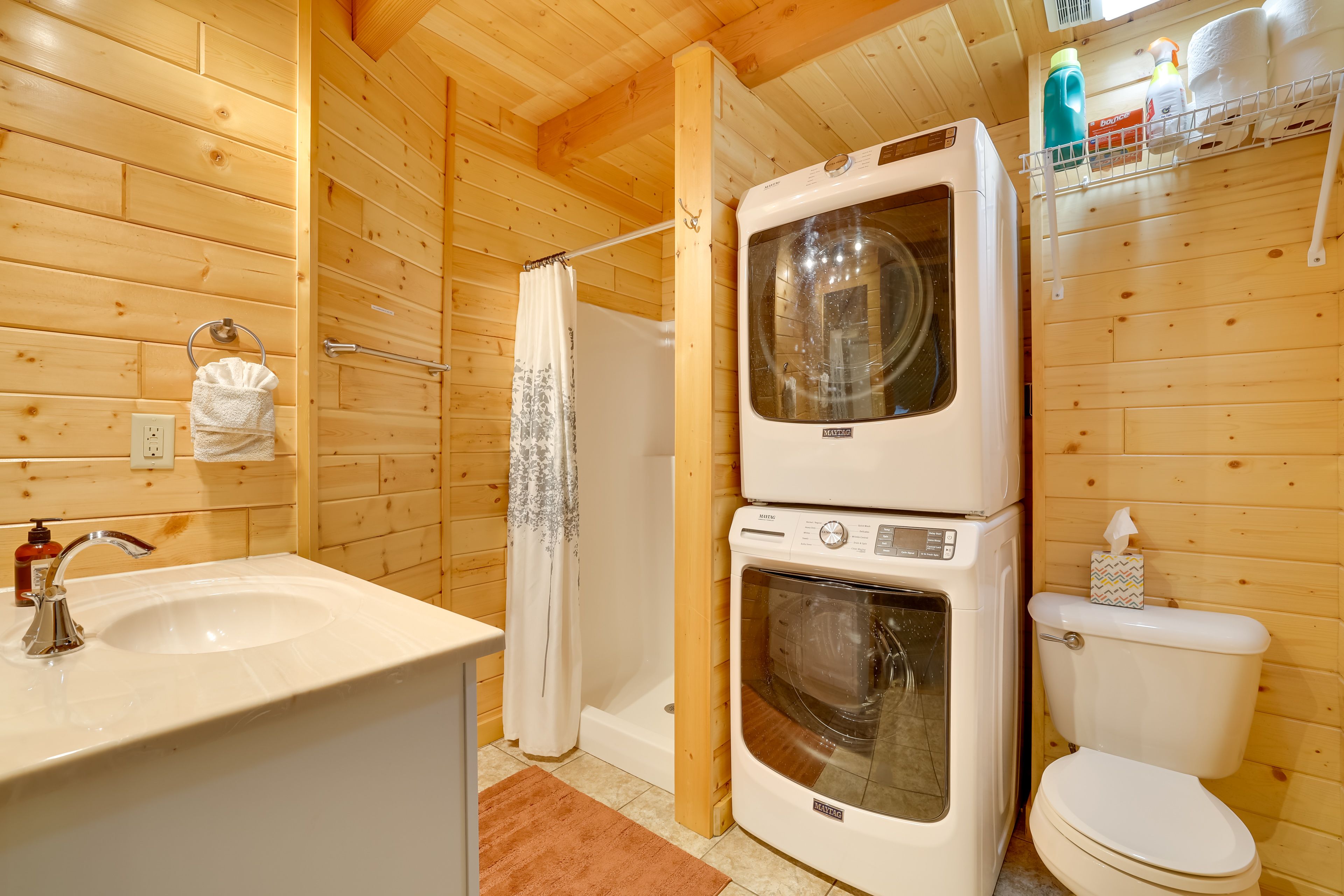 Full Bathroom | Towels Provided
