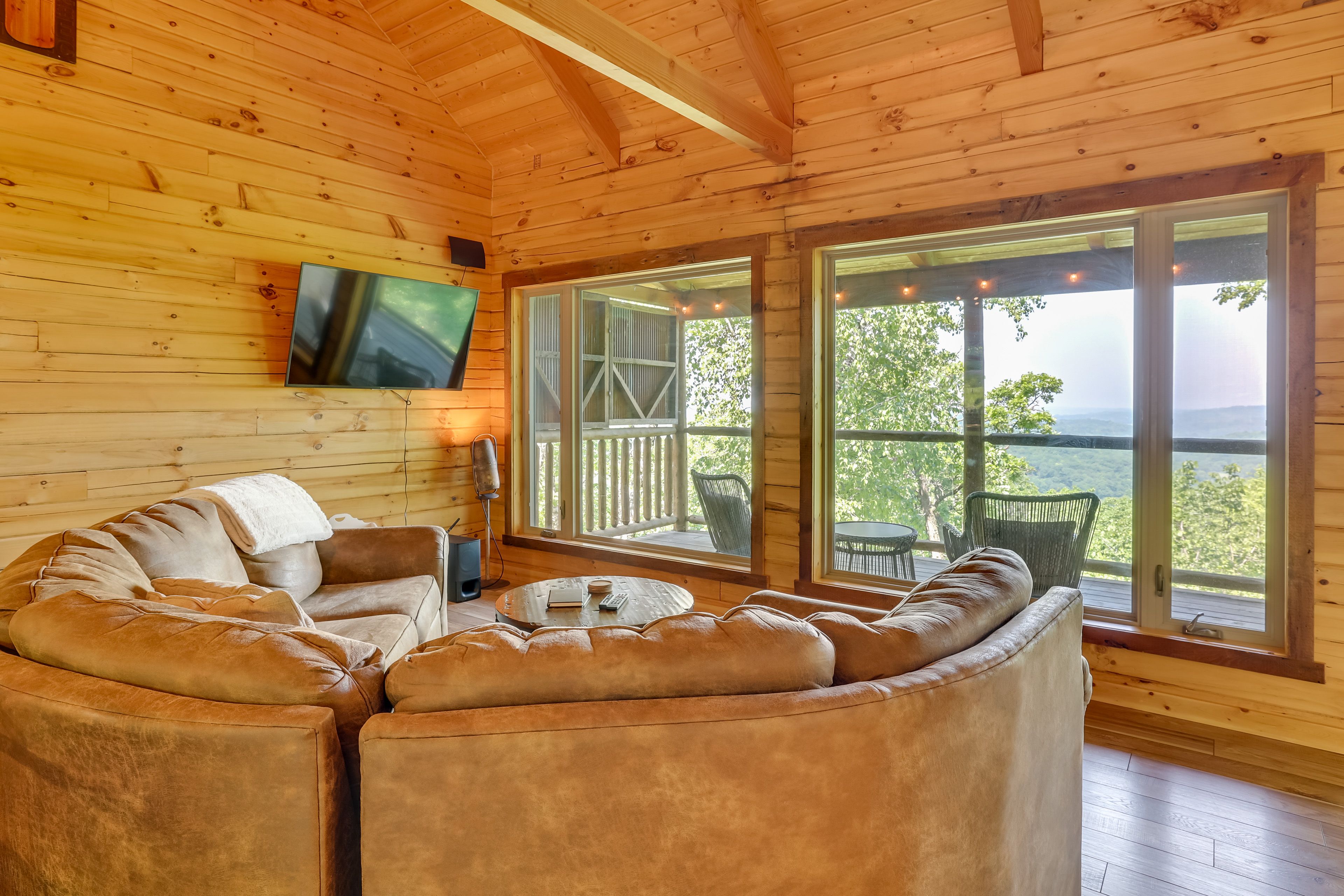 Living Room | Free WiFi | Smart TV | Electric Fireplace