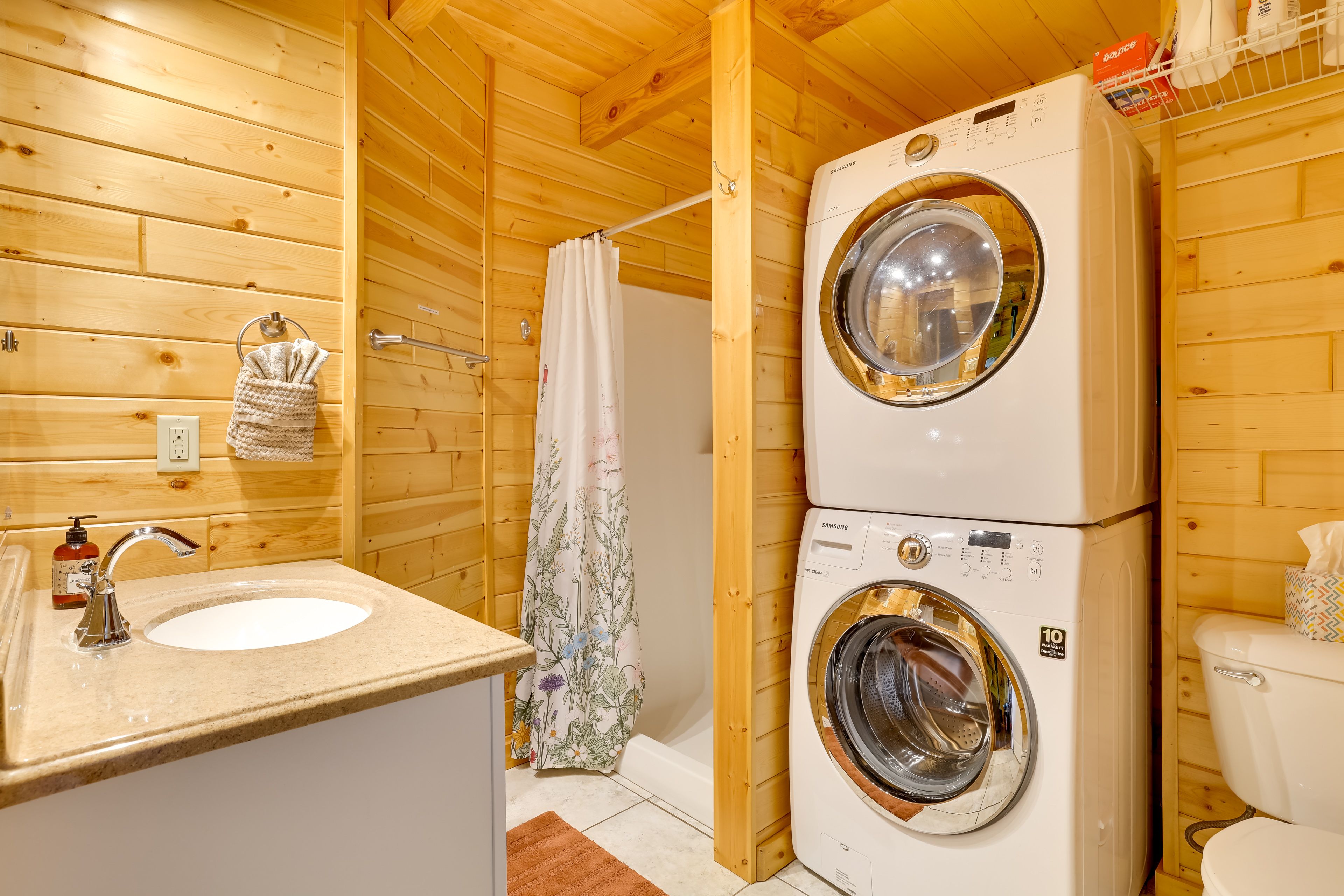 Full Bathroom | Towels Provided
