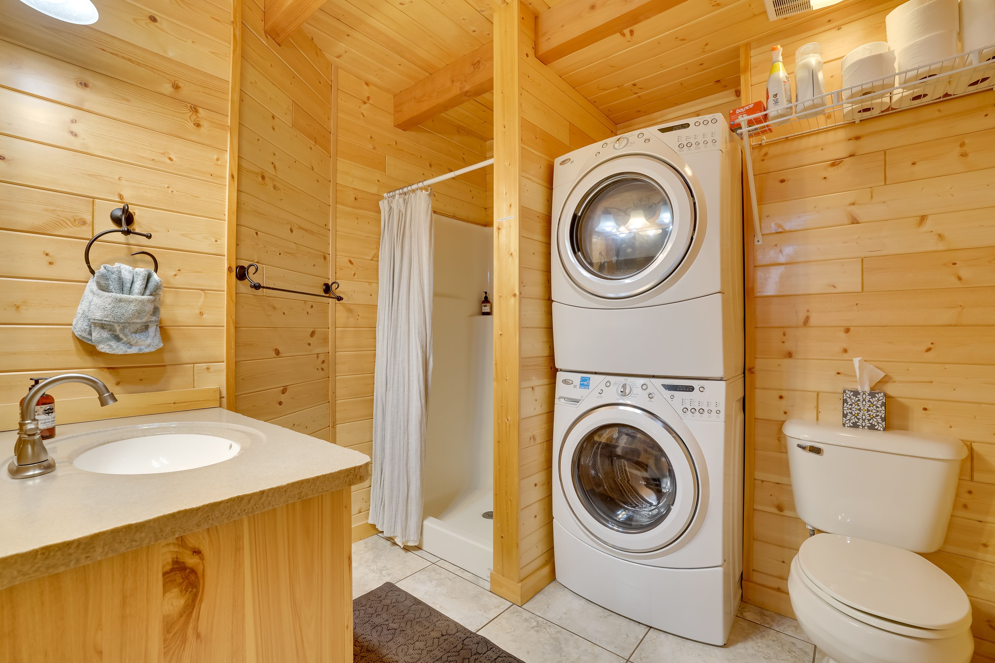 Full Bathroom | Towels Provided