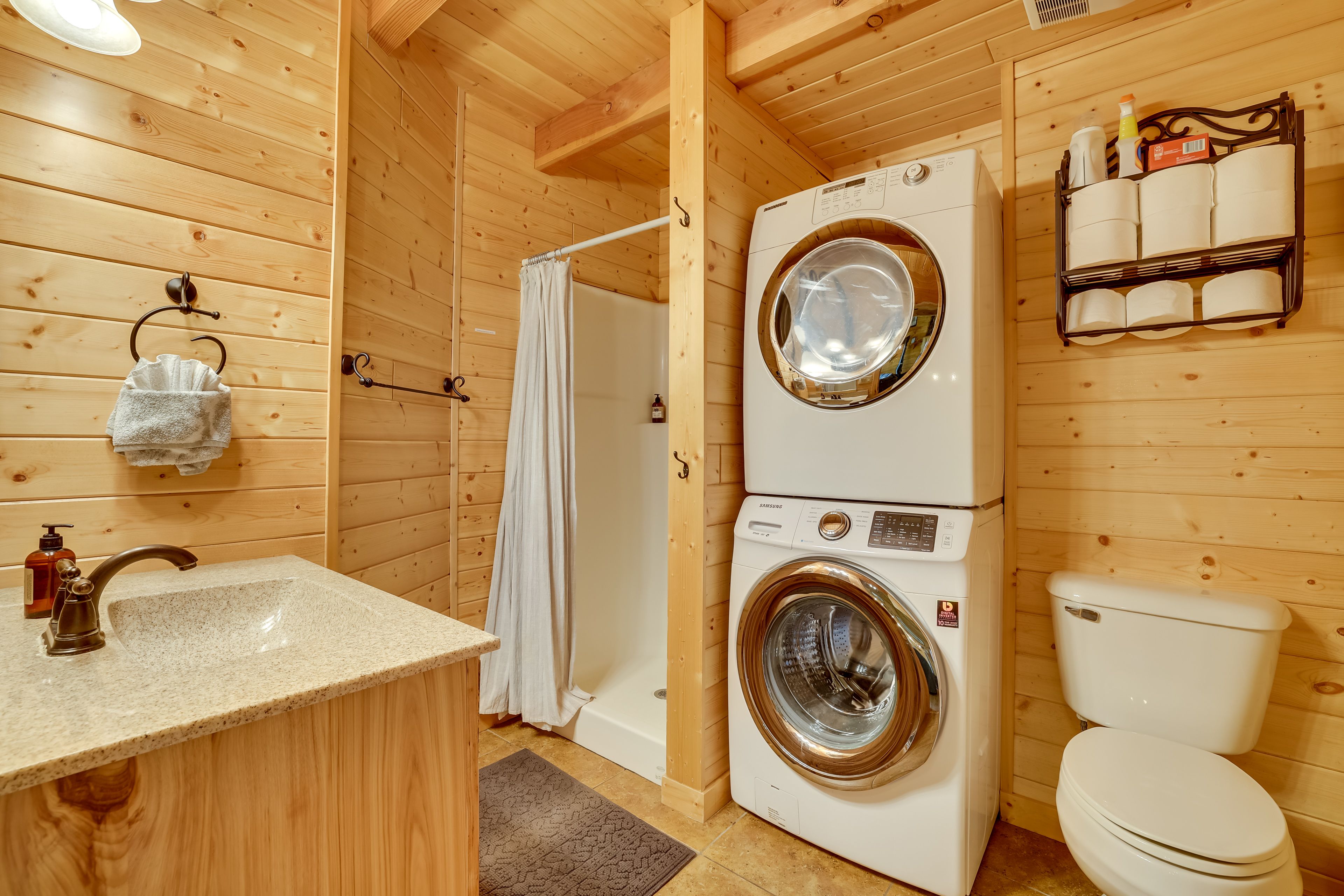 Full Bathroom | Towels Provided