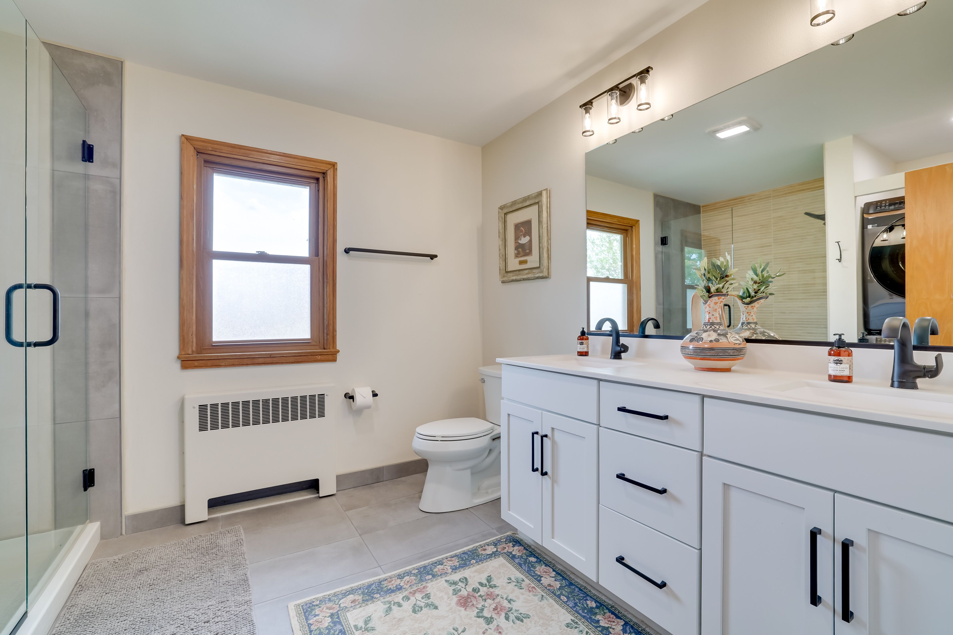 Full Bathroom | Towels Provided | Complimentary Toiletries