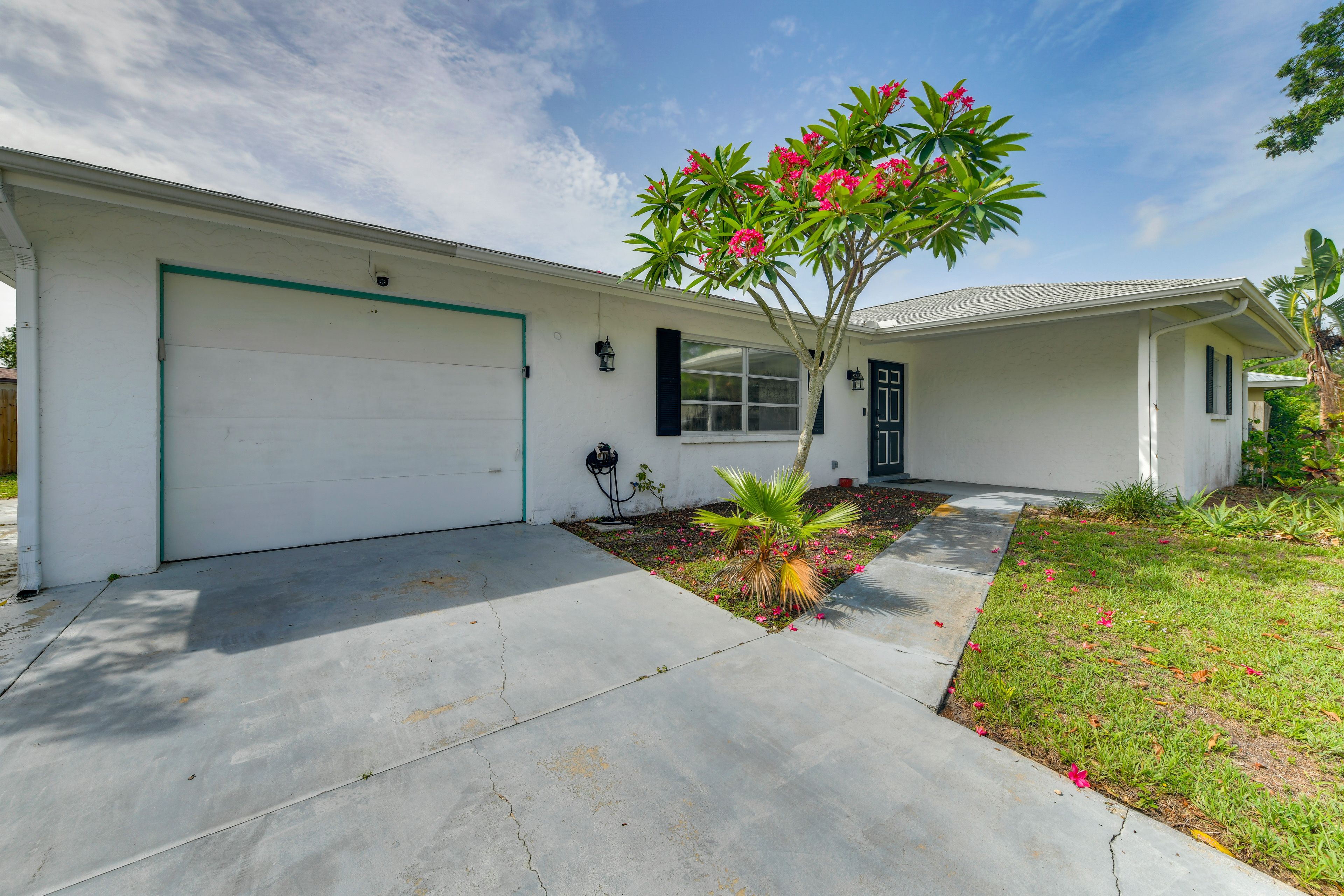 Home Exterior | Parking | Garage (1 Vehicle) | Driveway (3 Vehicles)