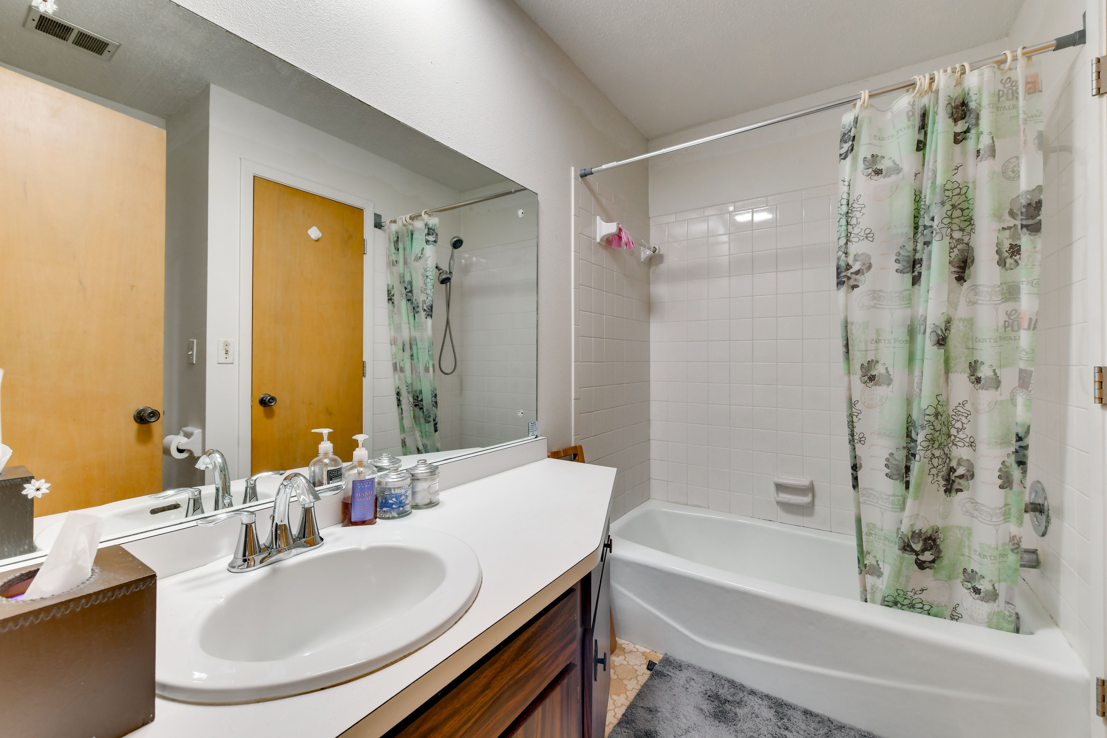 Full Bathroom | Towels Provided