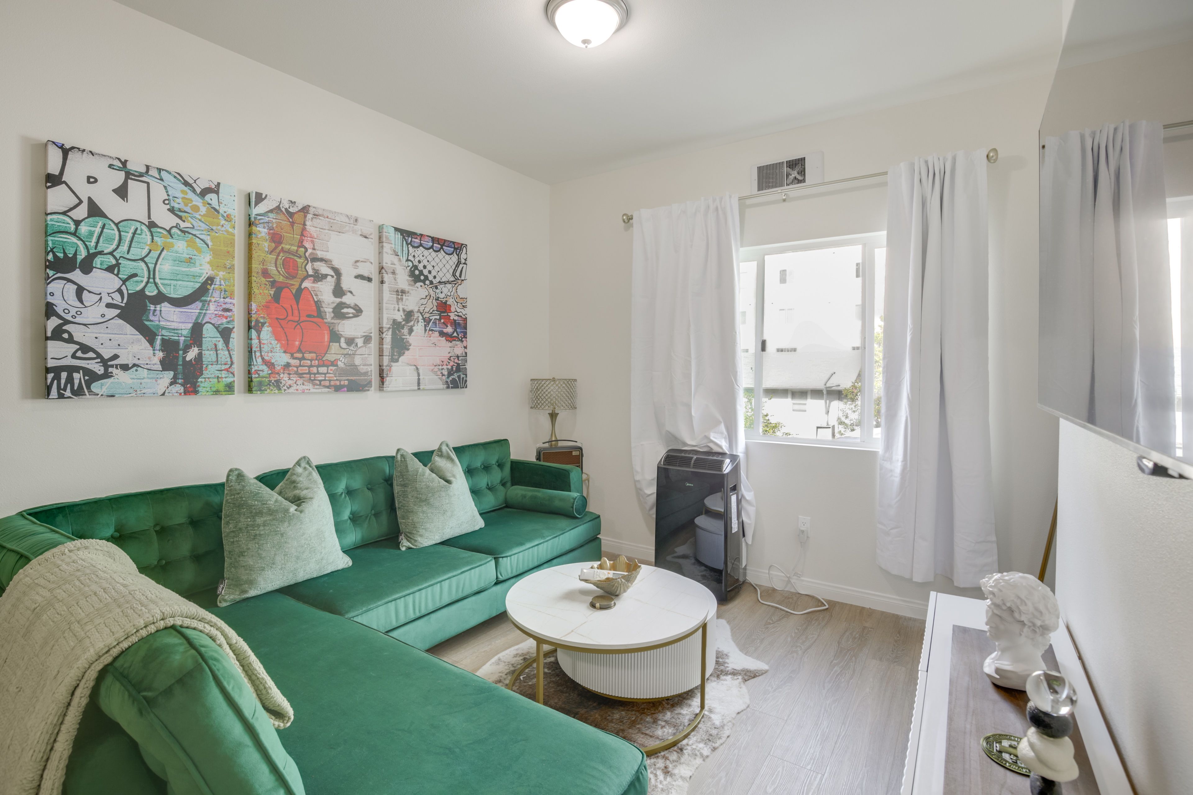 Living Room | Free WiFi | Central Heat | Smart TV