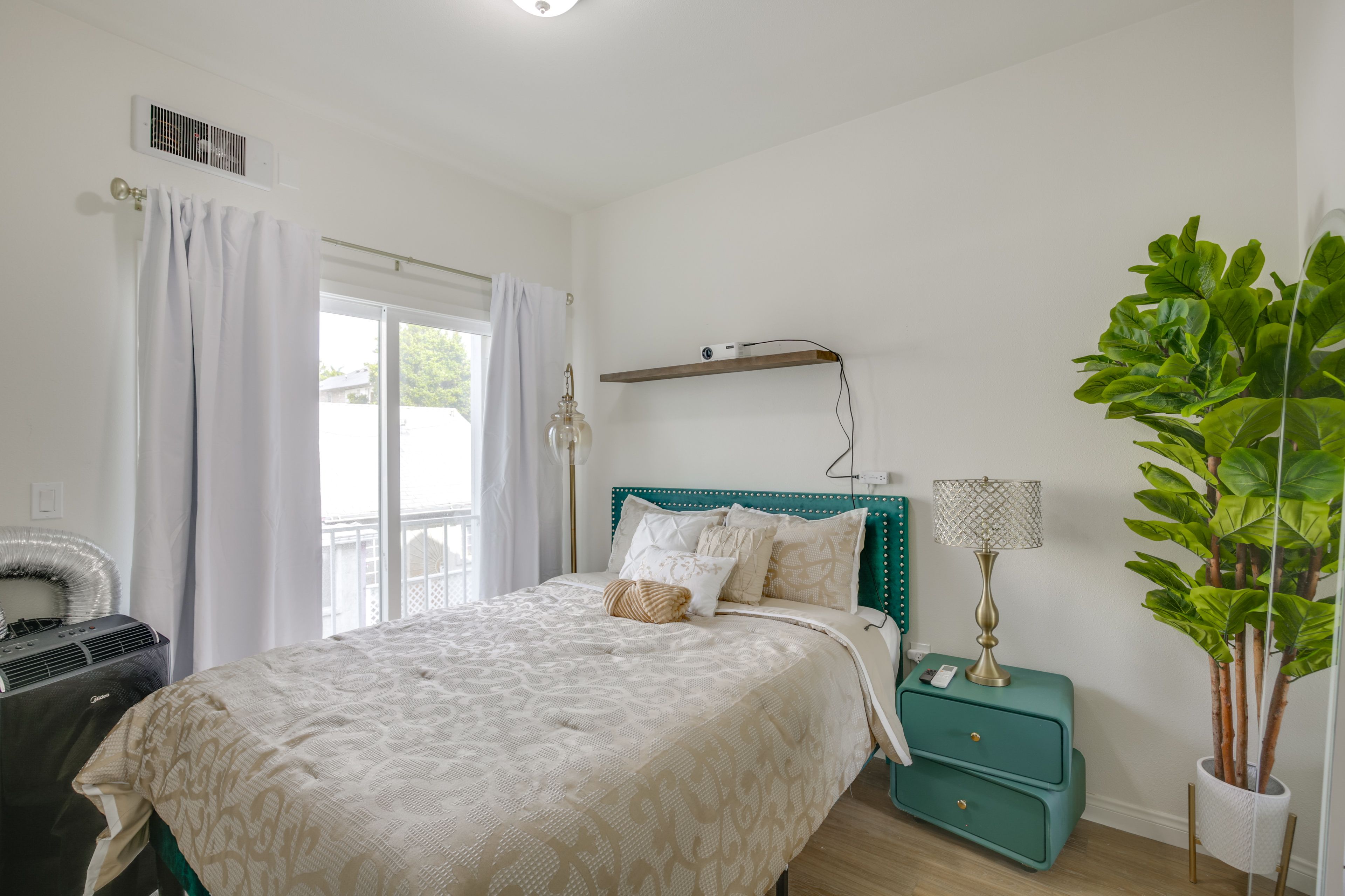 Bedroom | Queen Bed | Projector