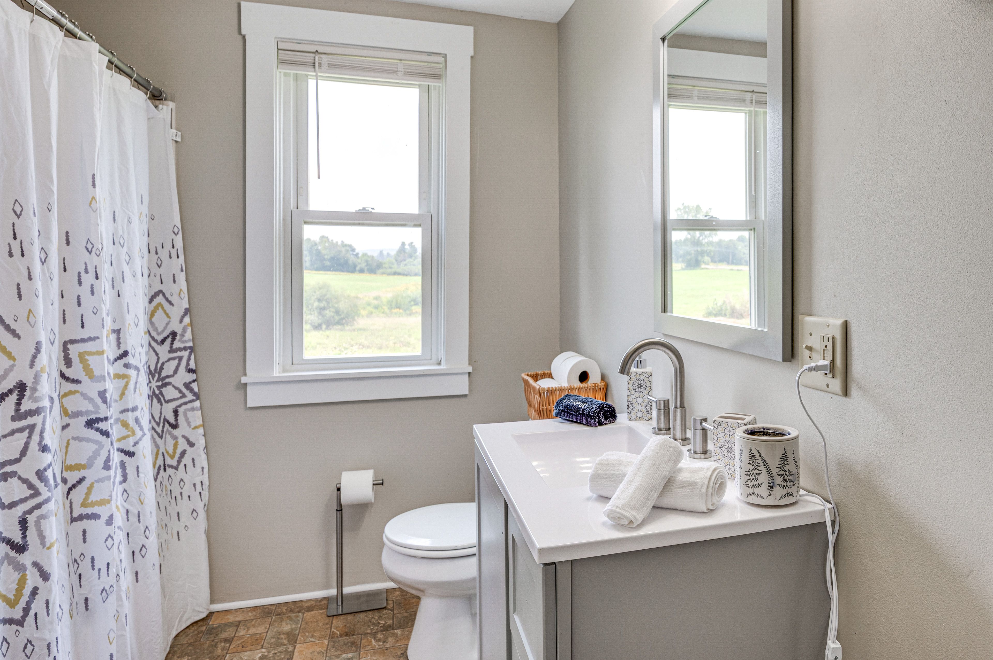 Full Bathroom | Towels Provided | 1st Floor