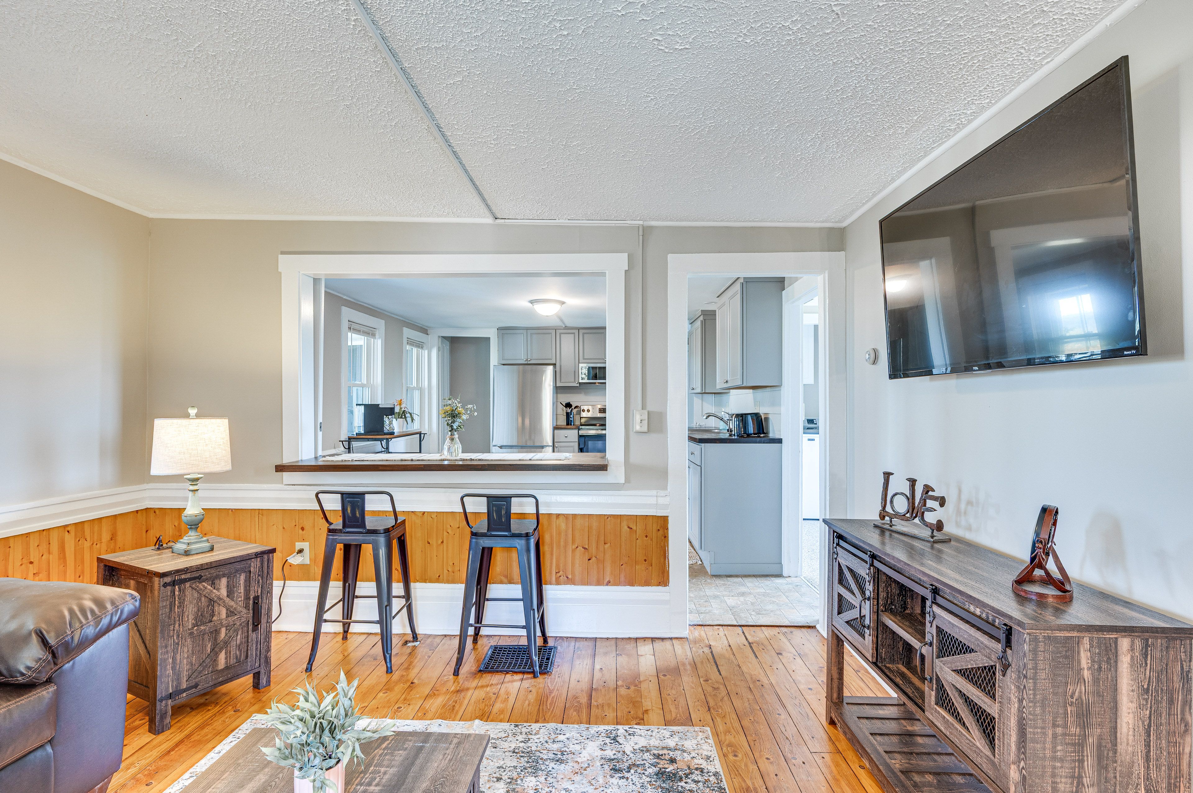 Dining Bar | Dishware/Flatware | 1st Floor