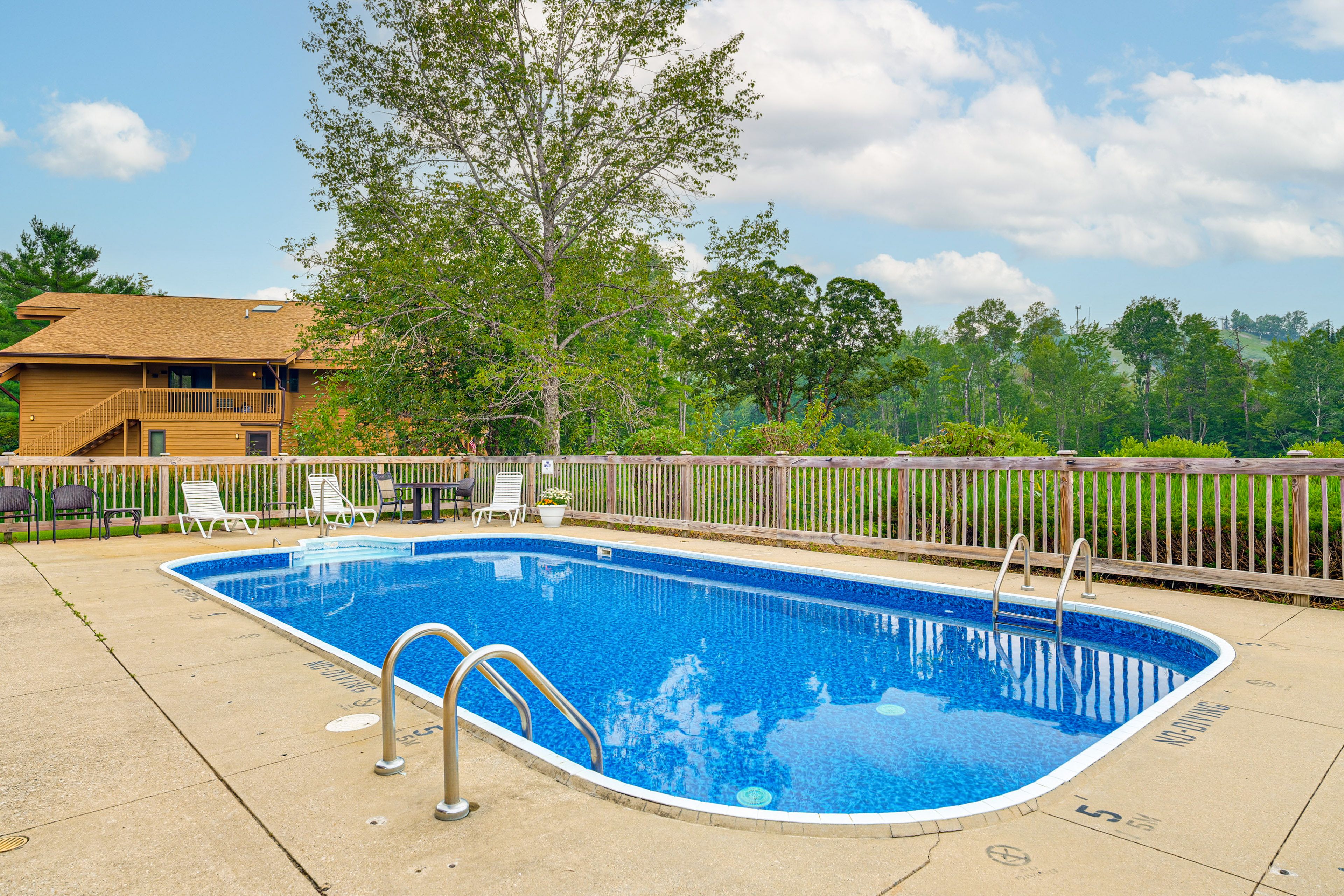Community Amenities | Outdoor Pool