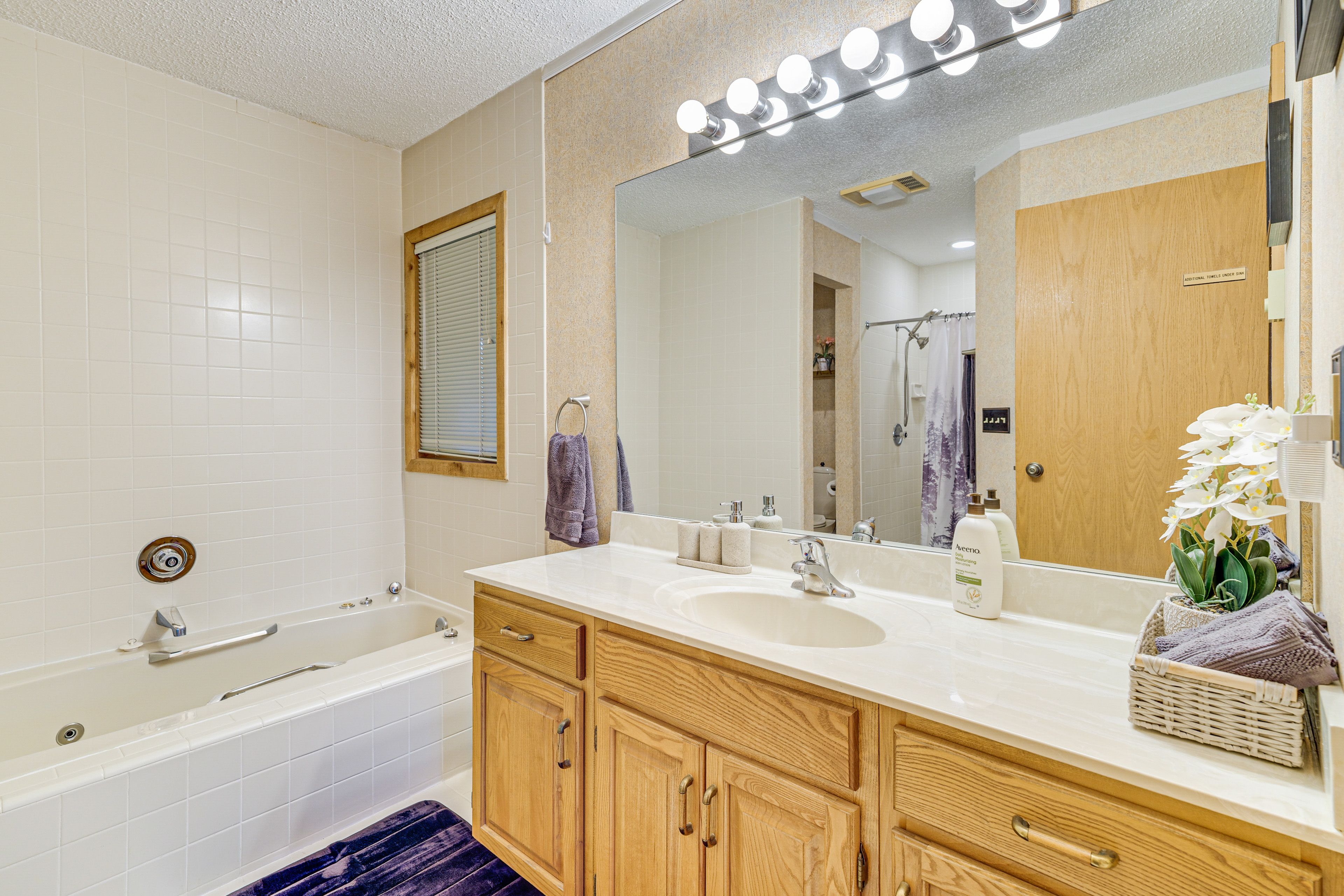 Full Bathroom | Towels Provided