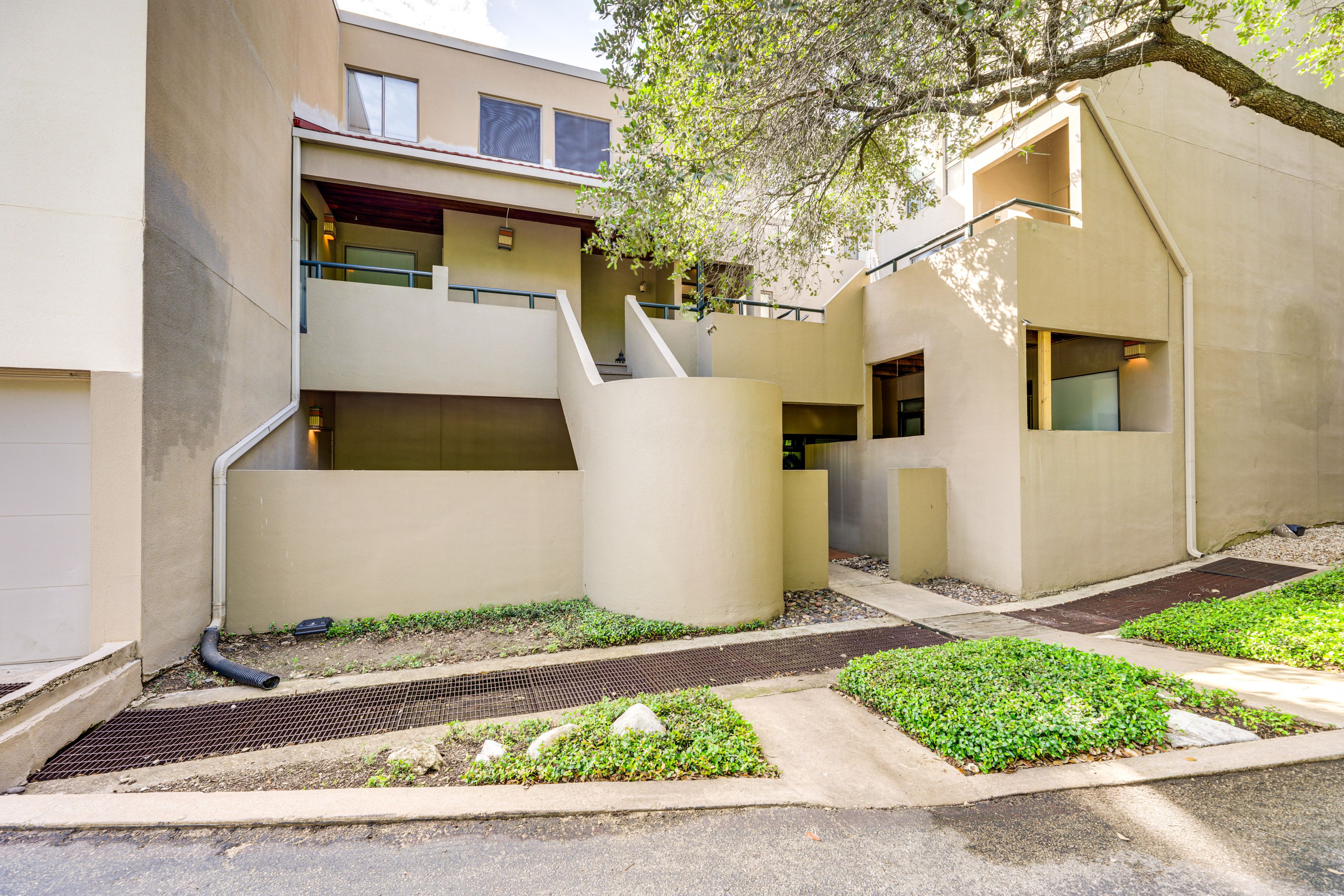Building Exterior | 2nd-Floor Unit | Steps to Hiking Trail