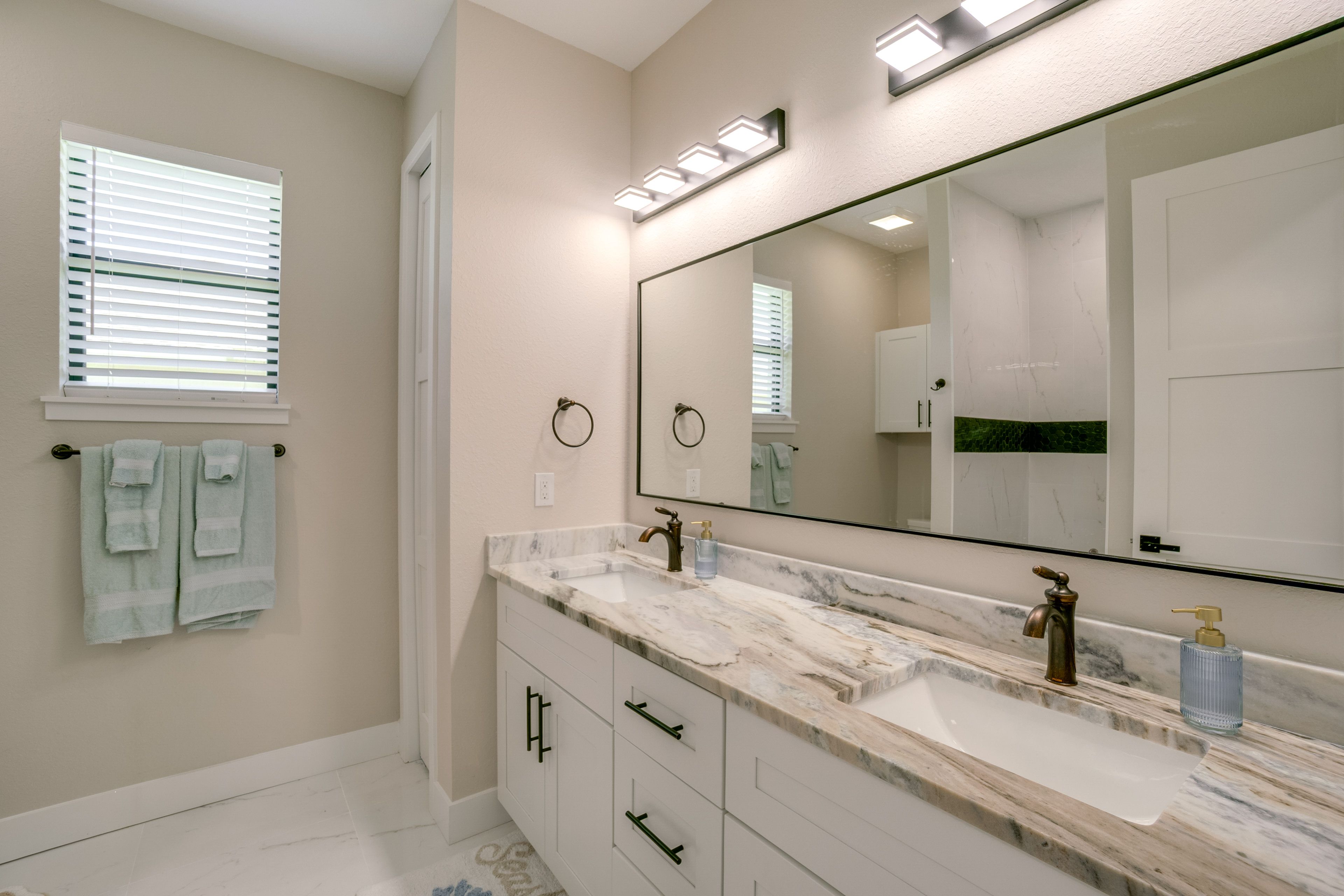 Full Bathroom | Towels Provided