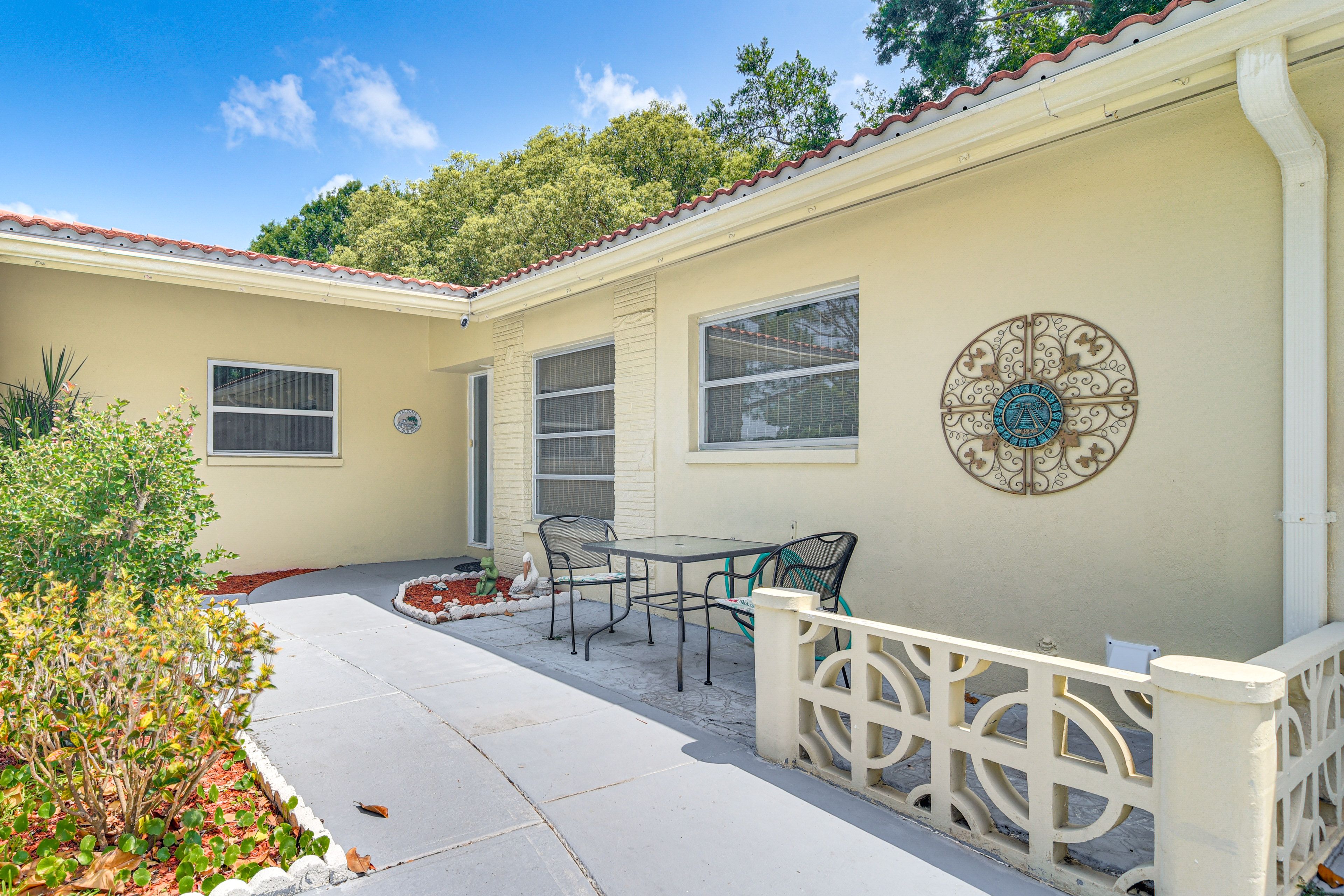Exterior | Entryway | Outdoor Dining Area