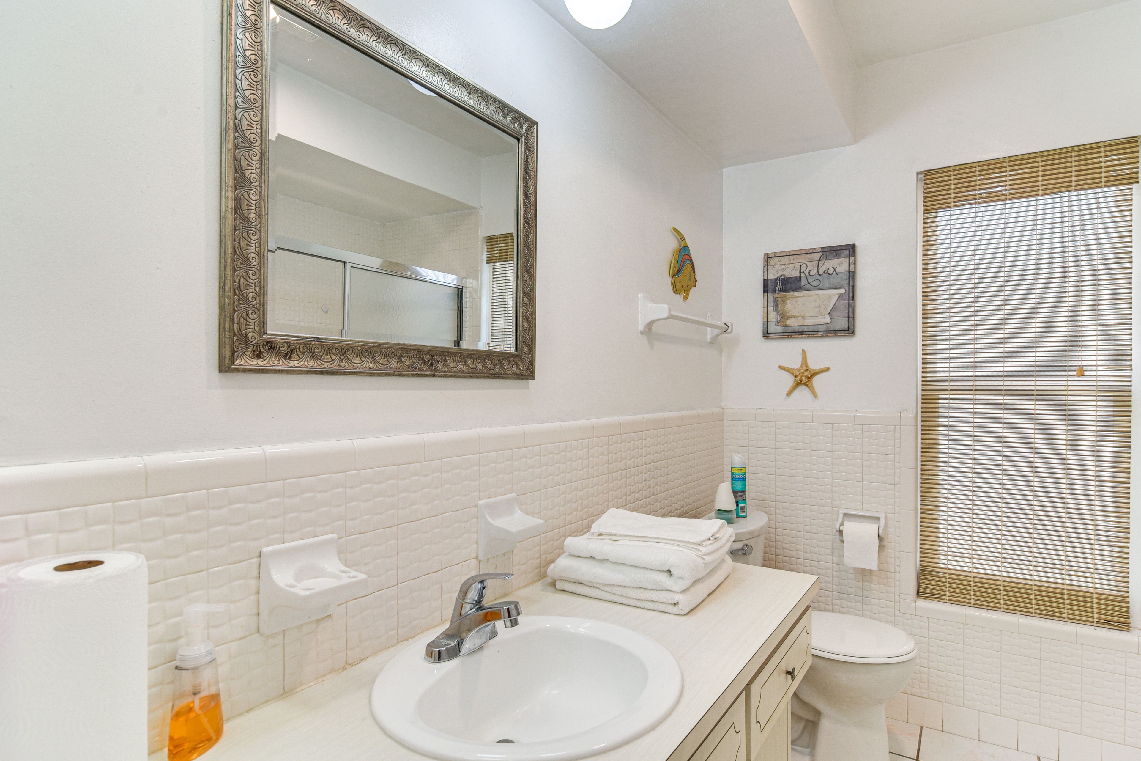 Full Bathroom | Complimentary Toiletries | Towels Provided