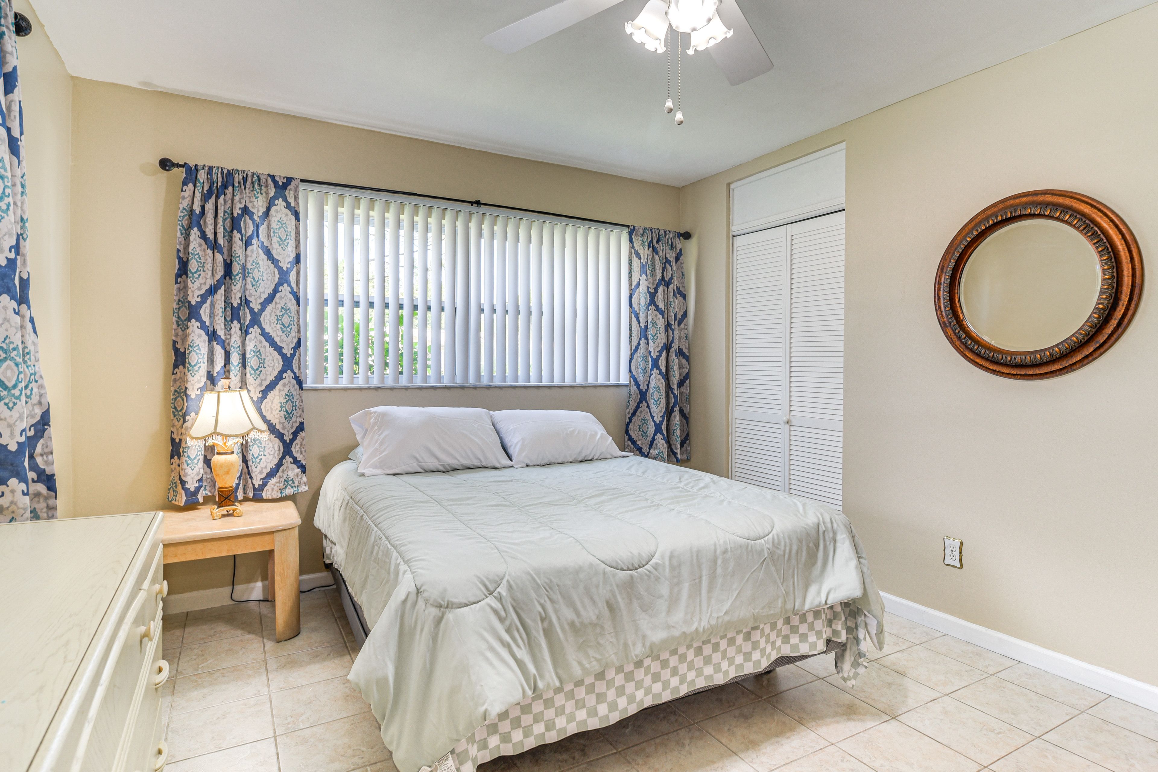Bedroom 2 | Queen Bed | Laptop-Friendly Workspace